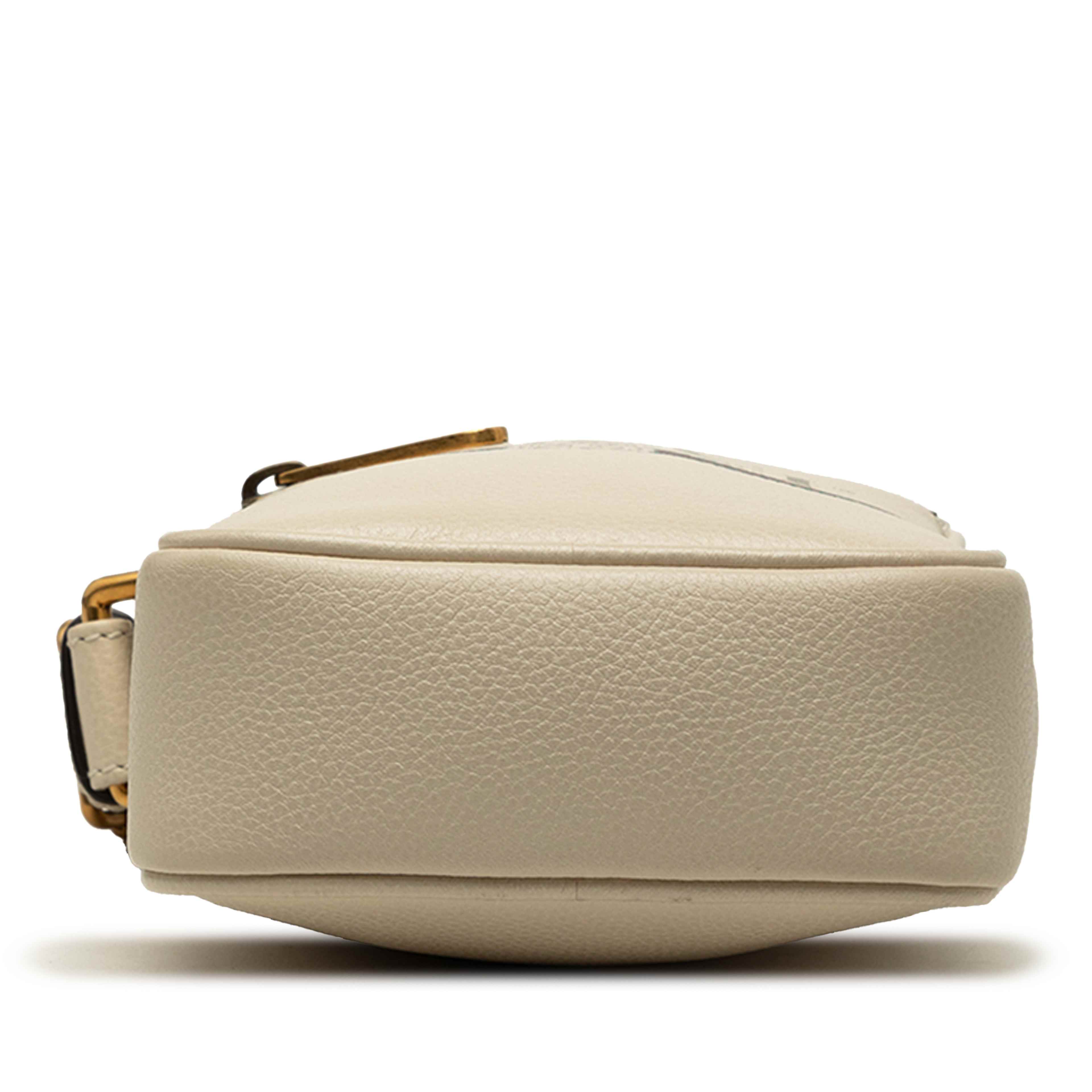 Gucci Mini Grained Calfskin Logo Crossbody, från Luxclusif, i färgen vit. Klicka för att öppna bilden i stort format