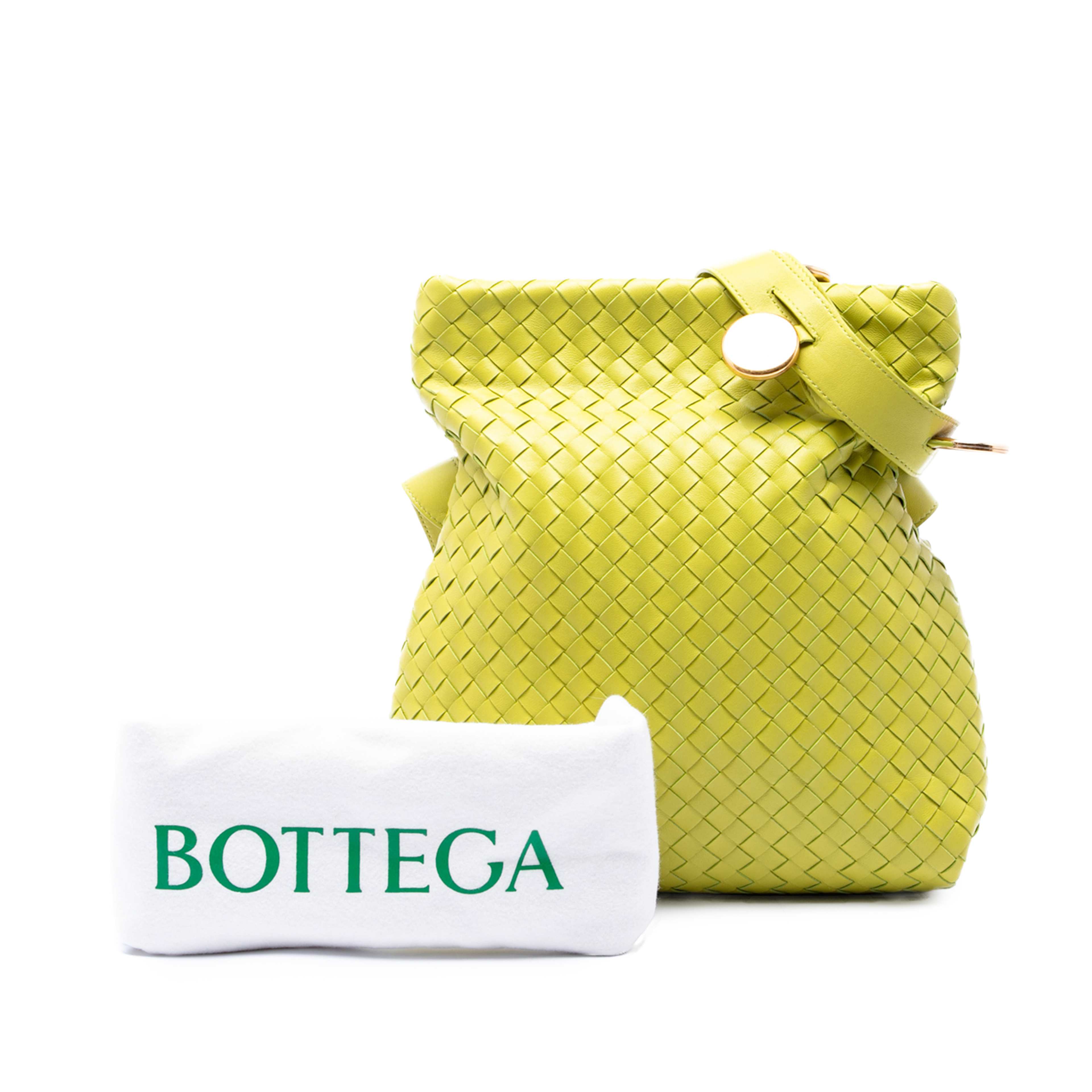 Bottega Veneta Nappa Intrecciato Fold Crossbody, från Luxclusif, i färgen gul. Klicka för att öppna bilden i stort format