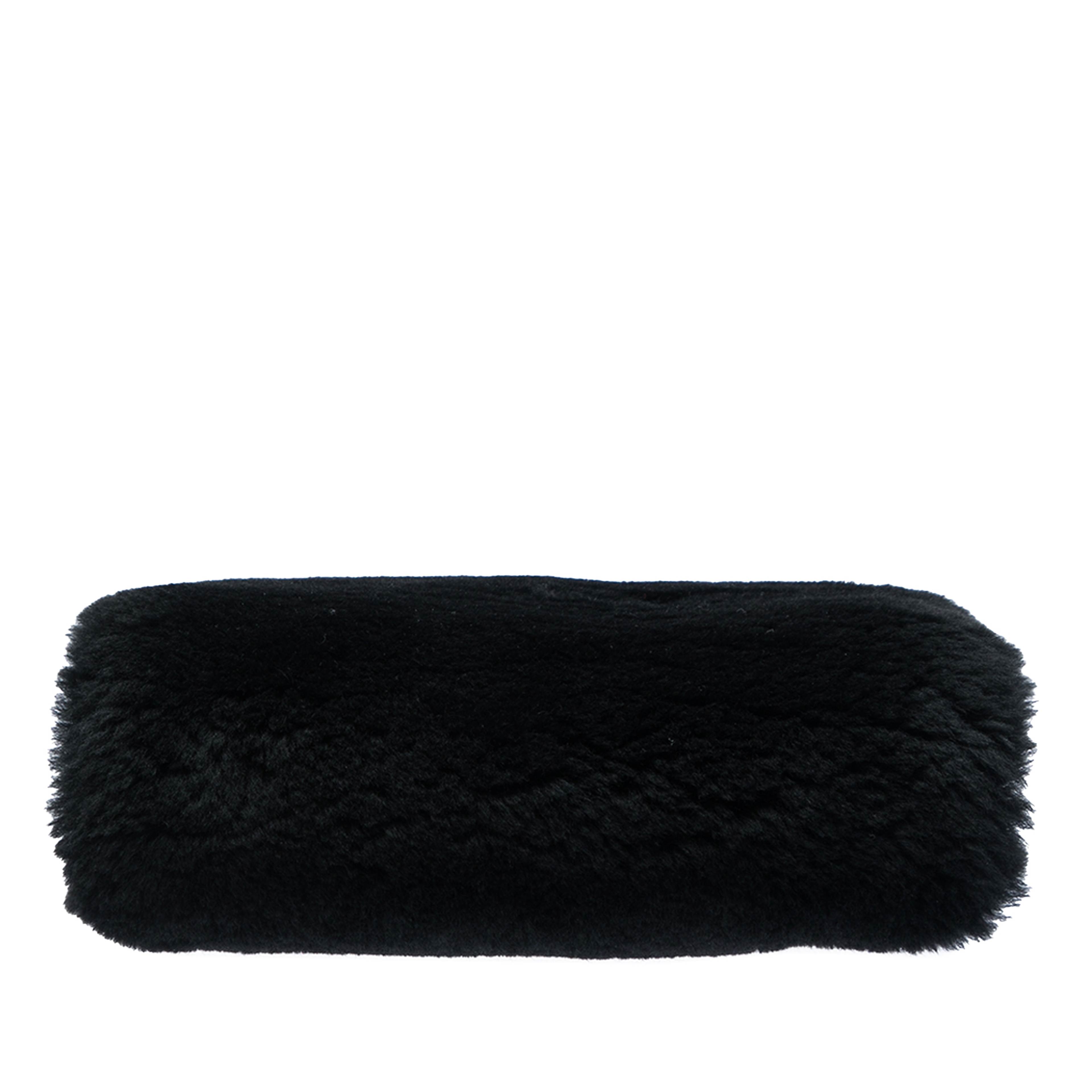 Chanel Cc Shearling Muff Shoulder Bag, från Luxclusif, i färgen svart. Klicka för att öppna bilden i stort format