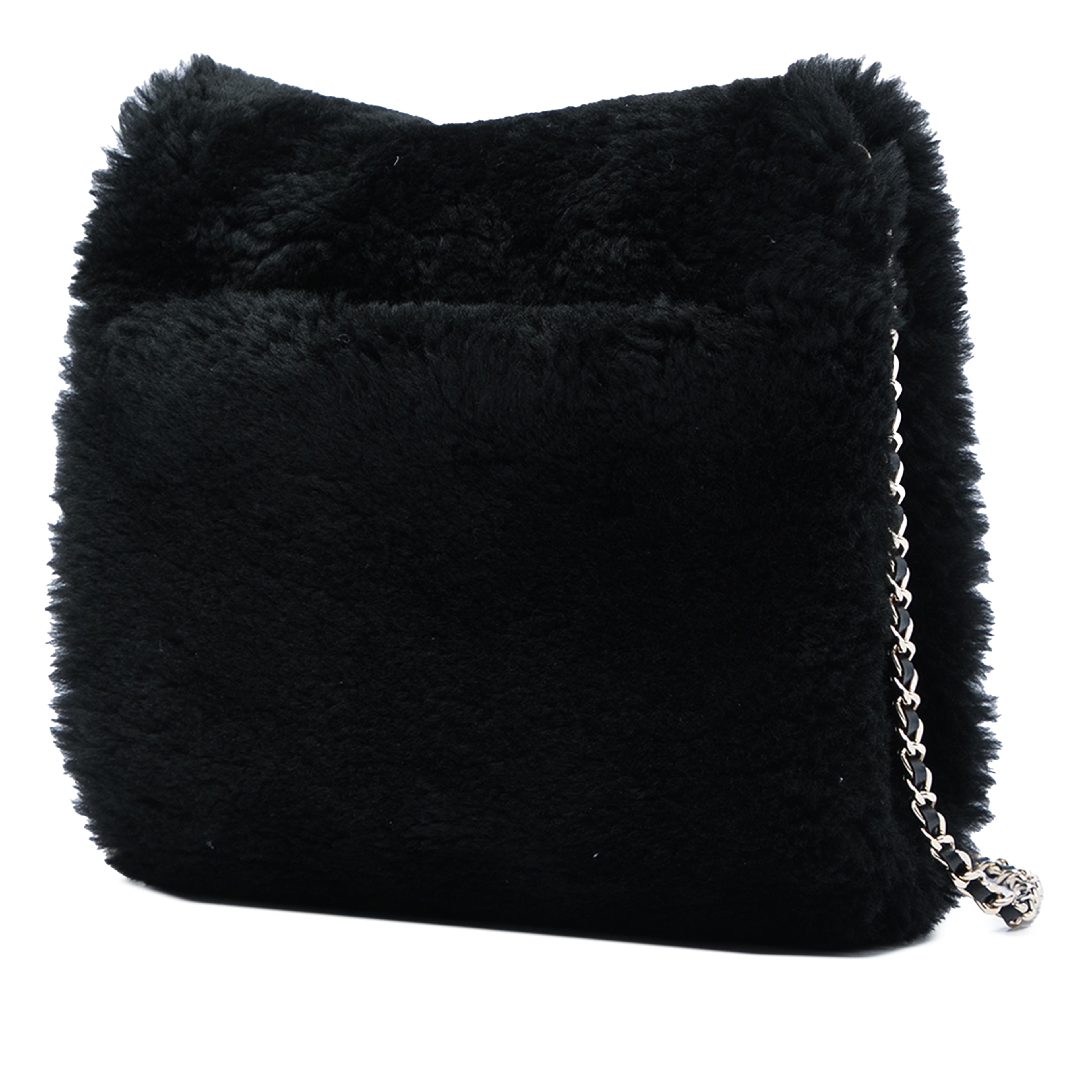 Chanel Cc Shearling Muff Shoulder Bag, från Luxclusif, i färgen svart. Klicka för att öppna bilden i stort format