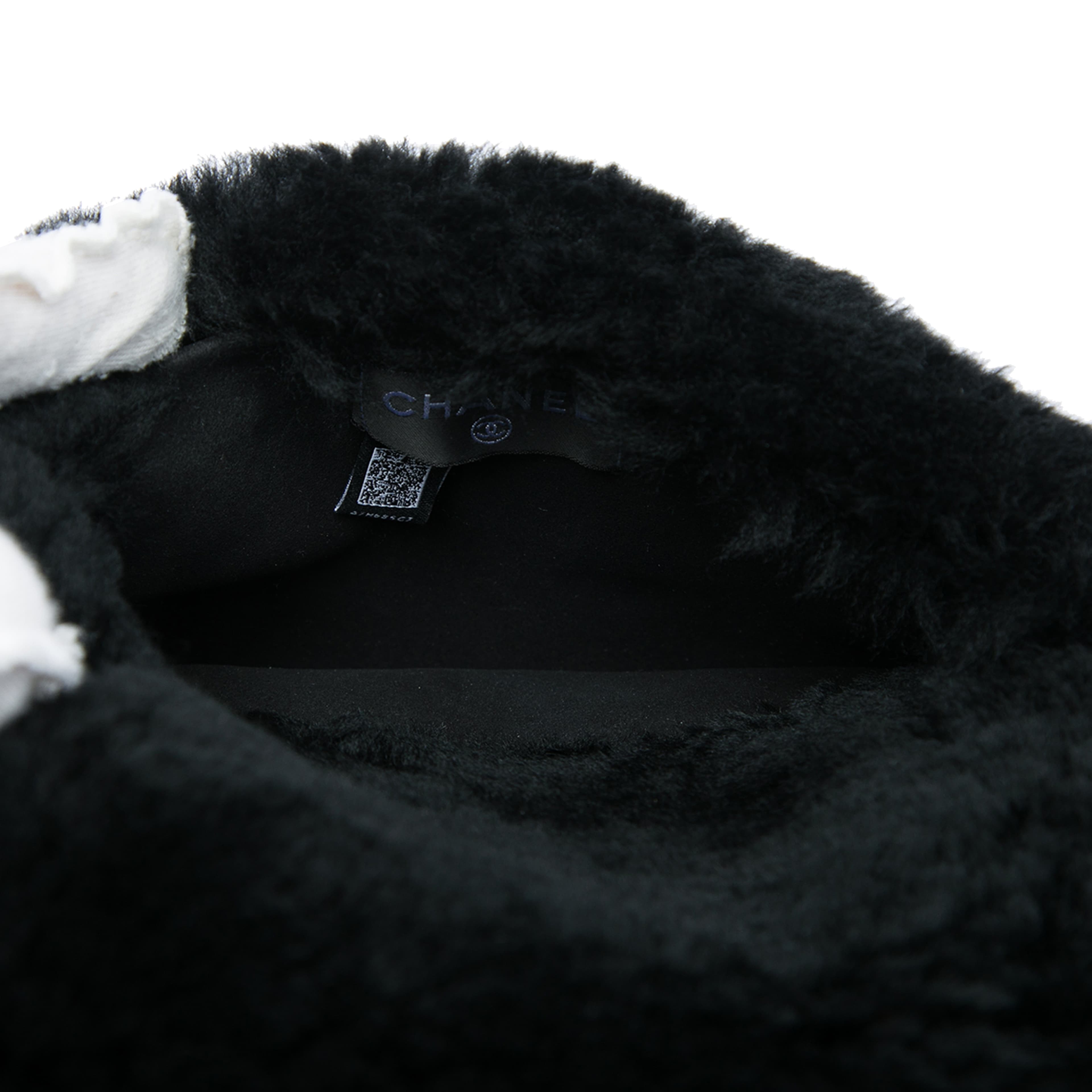 Chanel Cc Shearling Muff Shoulder Bag, från Luxclusif, i färgen svart. Klicka för att öppna bilden i stort format