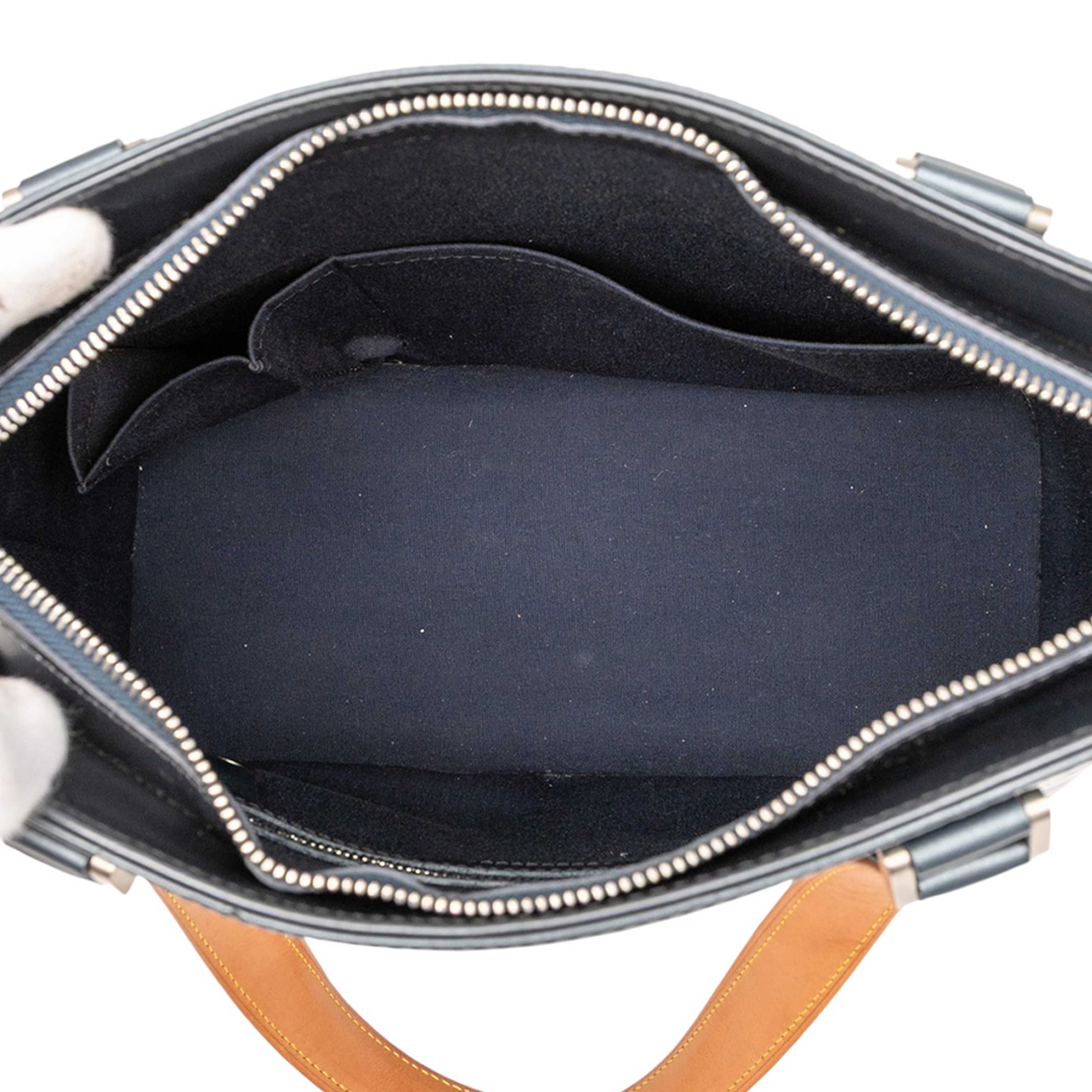 Louis Vuitton Monogram Mat Stockton, från Luxclusif, i färgen dark blue. Klicka för att öppna bilden i stort format