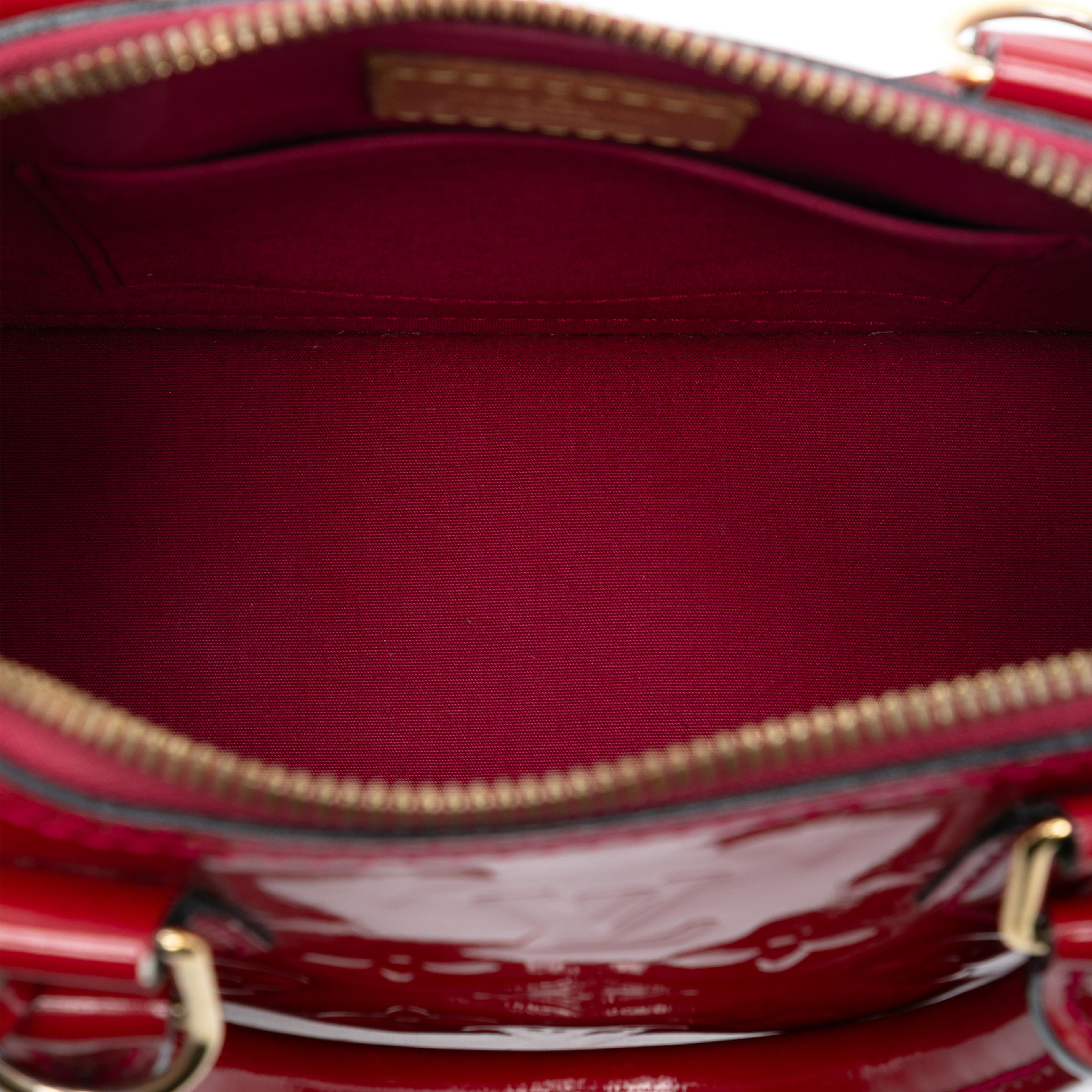 Louis Vuitton Monogram Vernis Alma Bb, från Luxclusif, i färgen red. Klicka för att öppna bilden i stort format