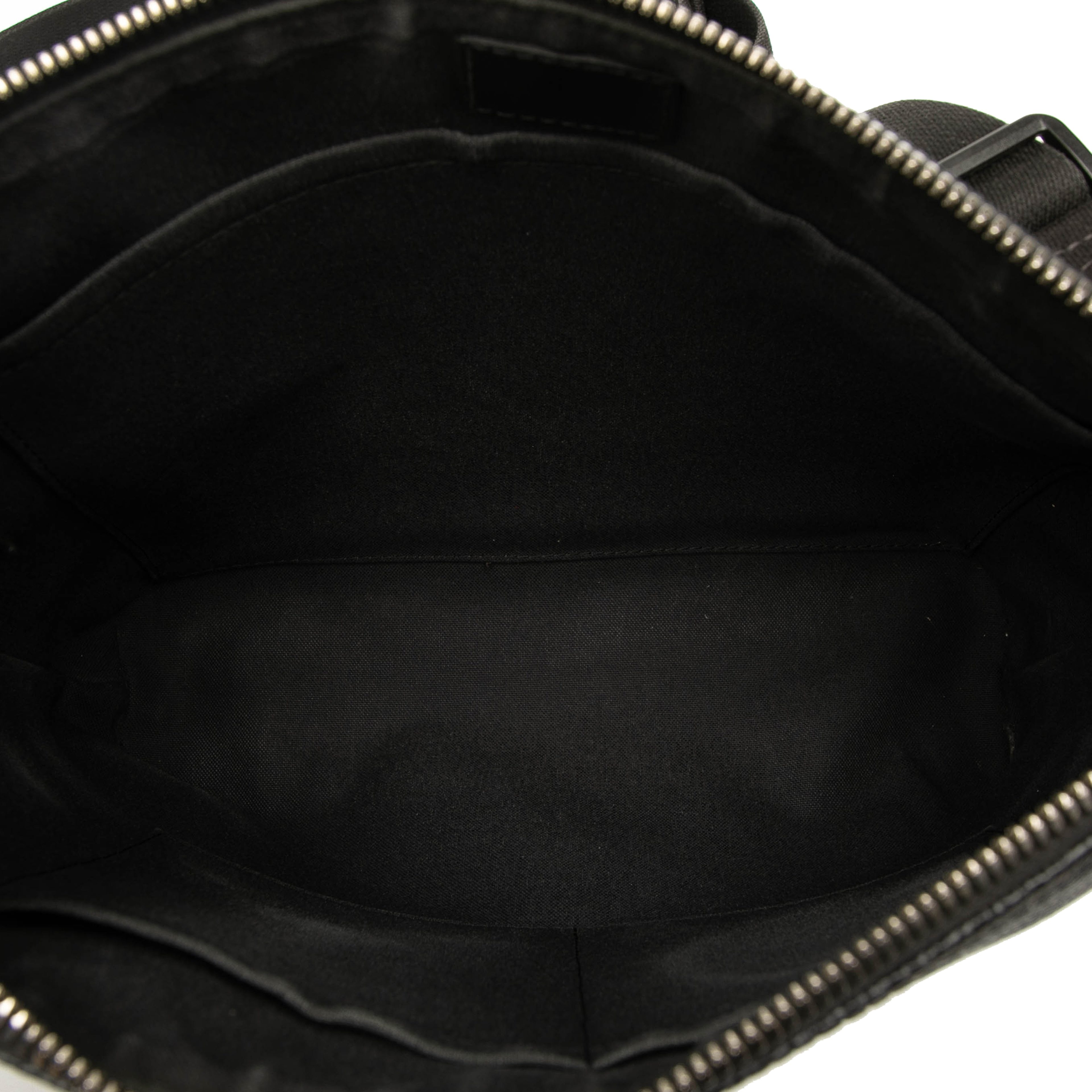 Louis Vuitton Damier Graphite Mick Pm, från Luxclusif, i färgen black. Klicka för att öppna bilden i stort format