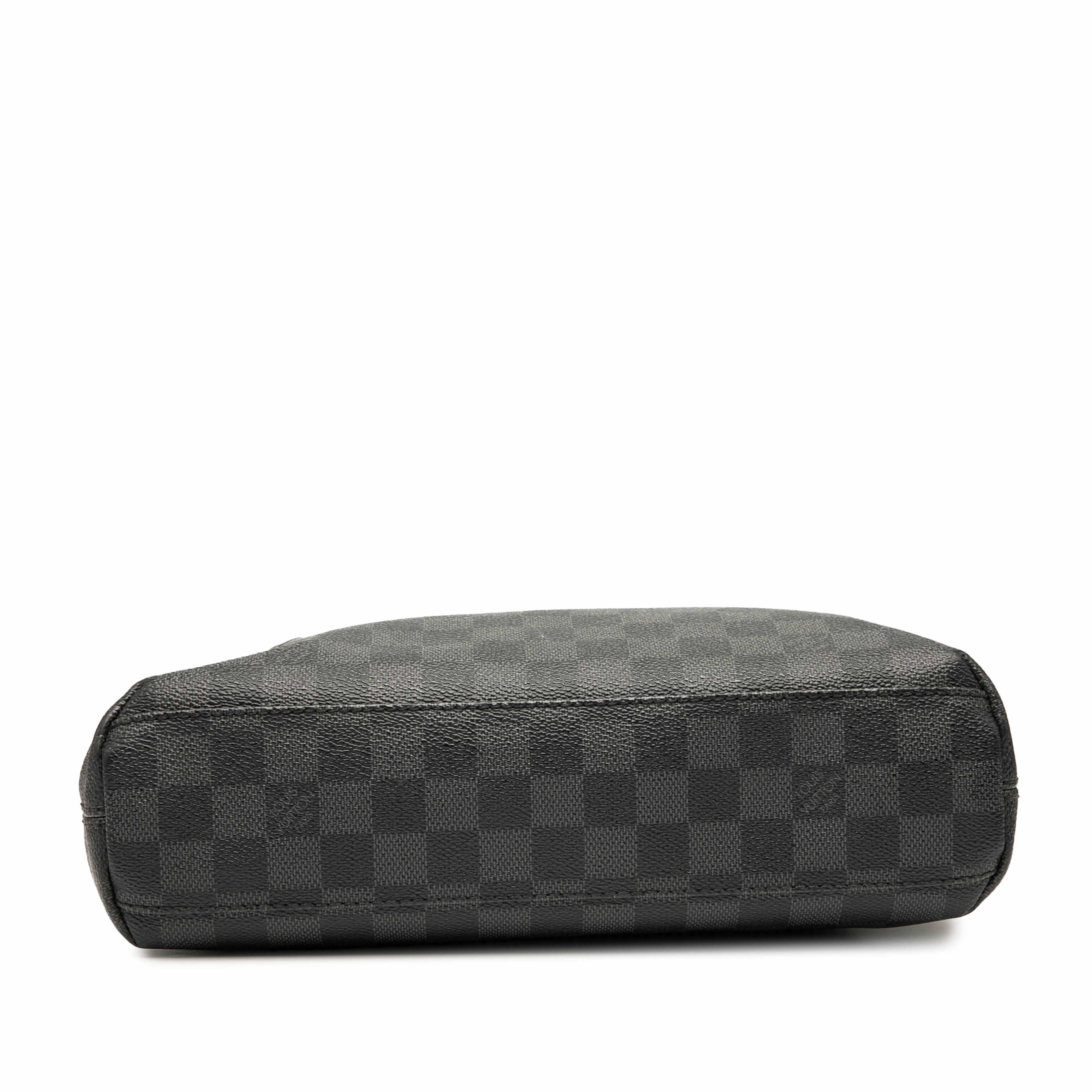 Louis Vuitton Damier Graphite Mick Pm, från Luxclusif, i färgen black. Klicka för att öppna bilden i stort format