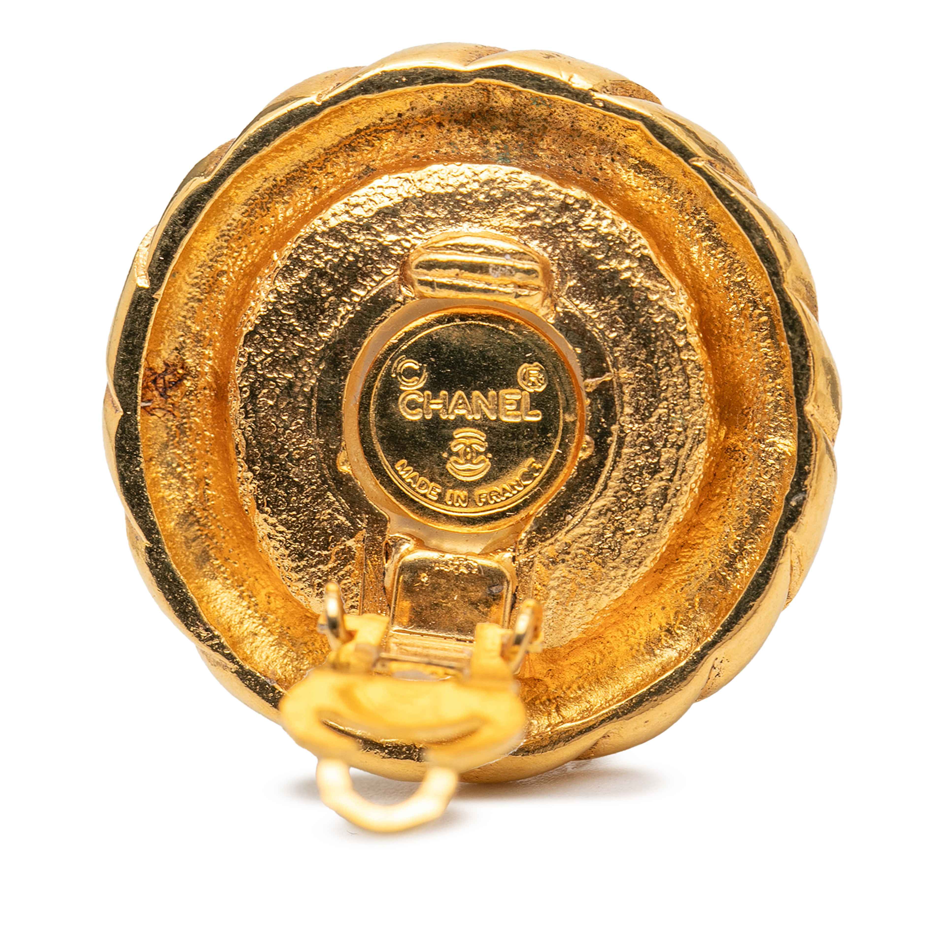 Chanel Gold Plated Faux Pearl Round Button Clip On Earrings, från Luxclusif, i färgen gold. Klicka för att öppna bilden i stort format