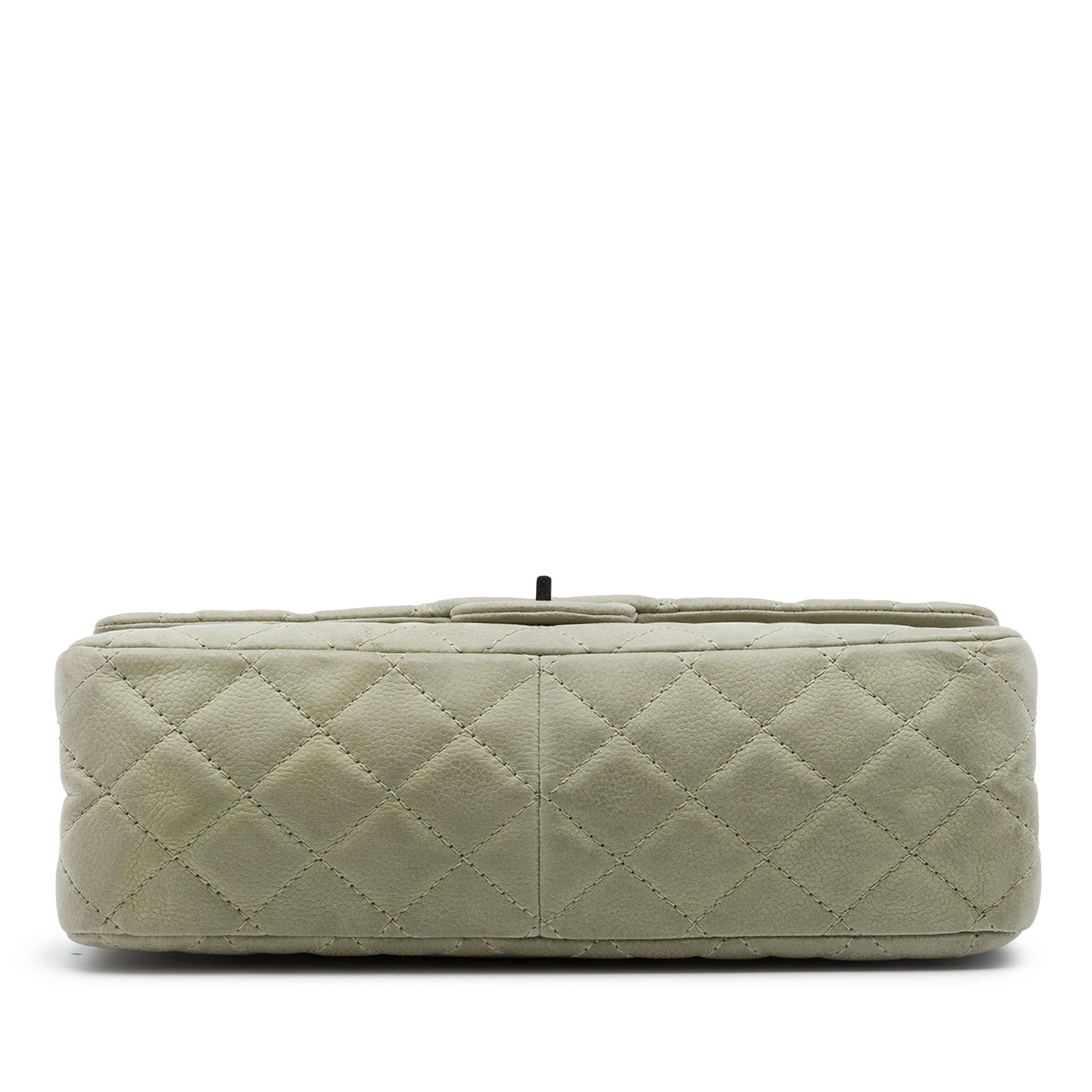 Chanel Quilted Caviar Reissue 2.55 Double Flap 226, från Luxclusif, i färgen grön. Klicka för att öppna bilden i stort format