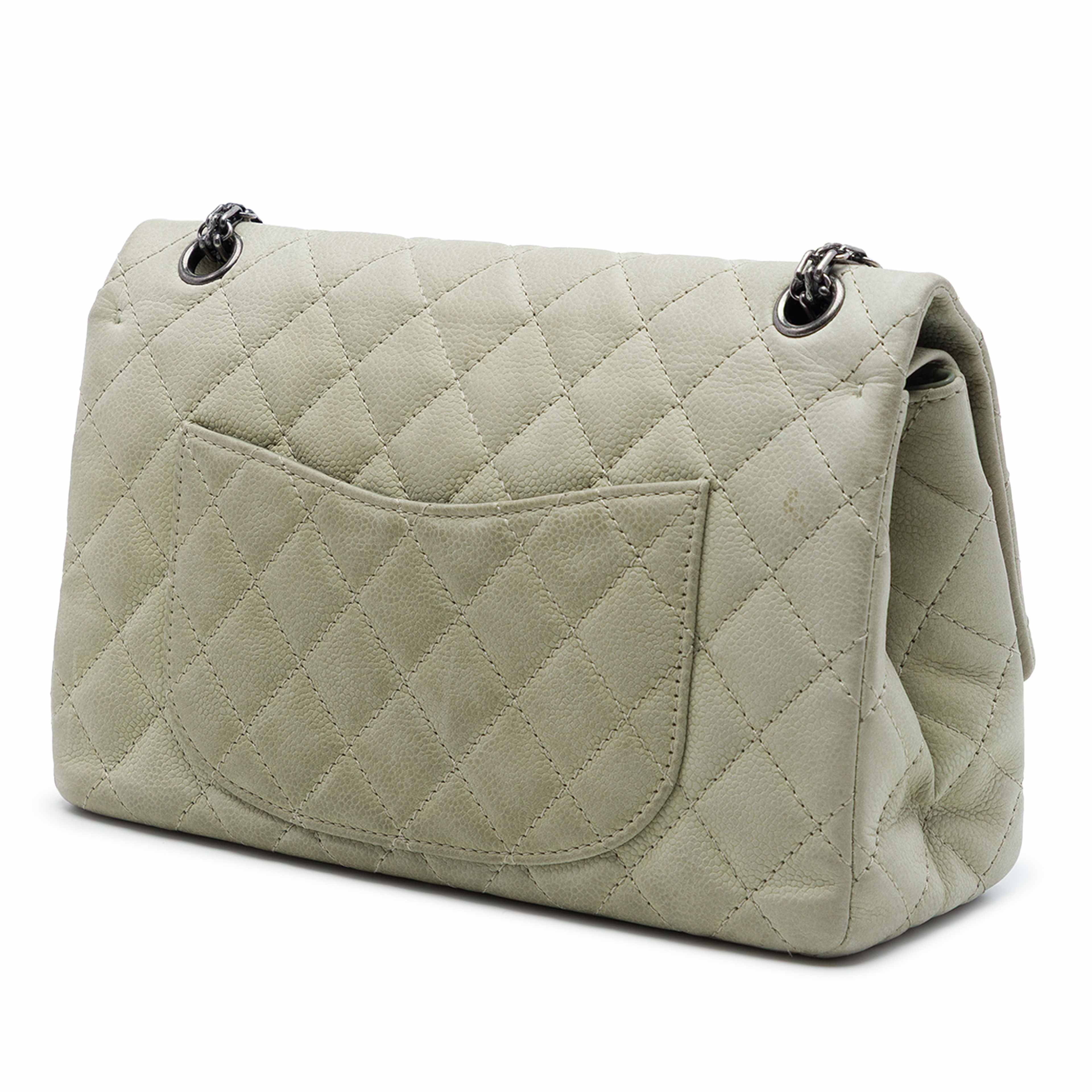 Chanel Quilted Caviar Reissue 2.55 Double Flap 226, från Luxclusif, i färgen grön. Klicka för att öppna bilden i stort format