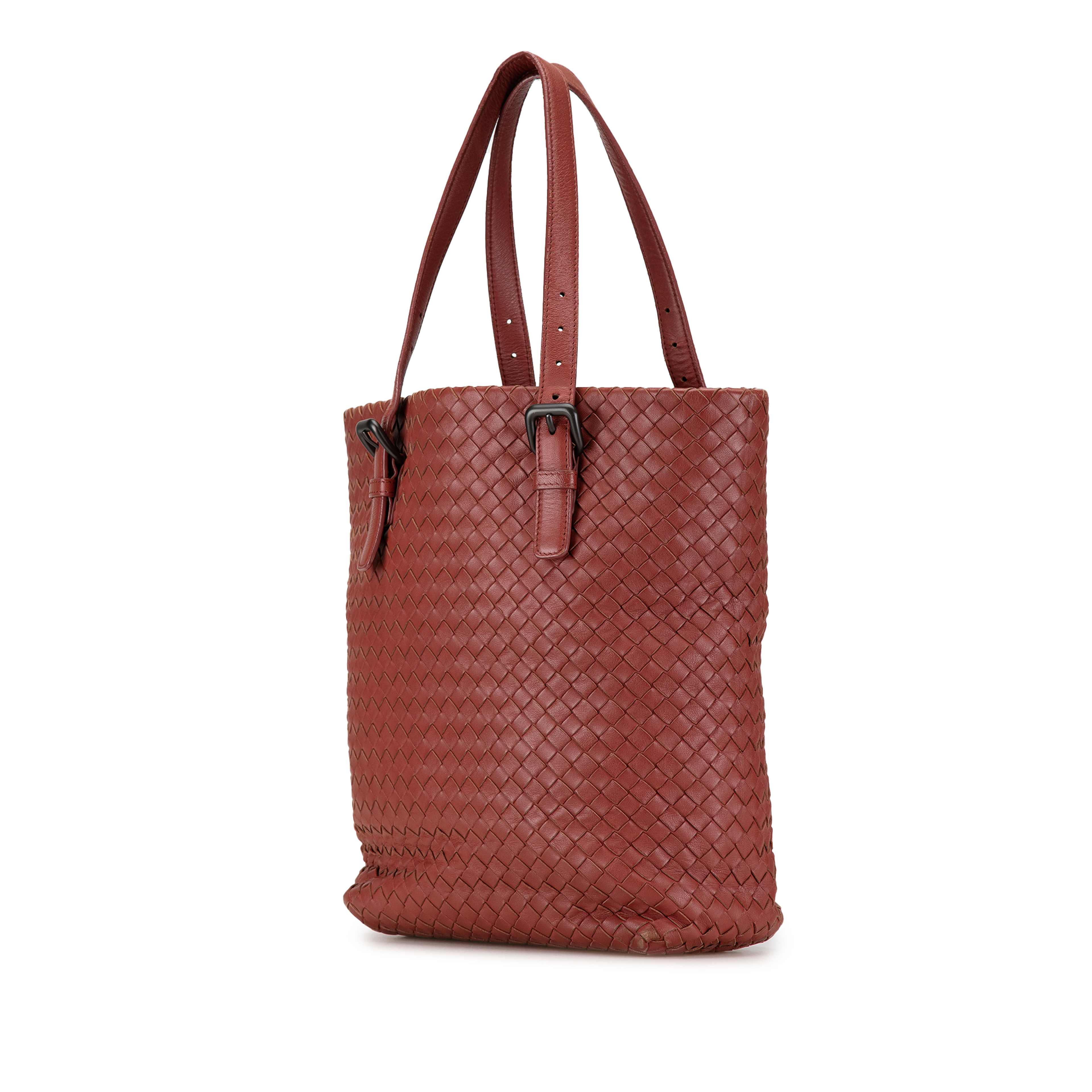 Bottega Veneta Intrecciato Tote, från Luxclusif, i färgen röd. Klicka för att öppna bilden i stort format