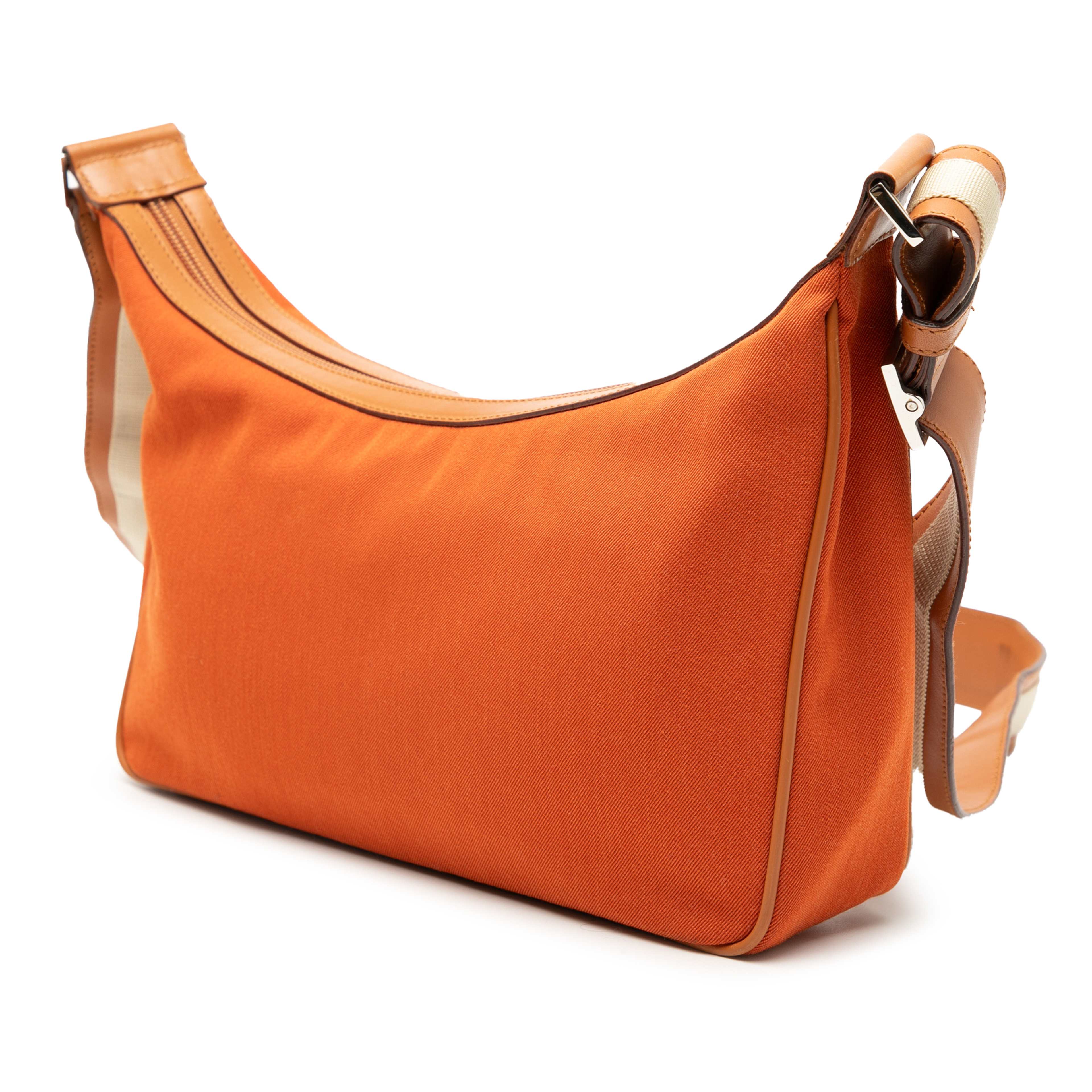 Gucci Canvas Crossbody, från Luxclusif, i färgen orange. Klicka för att öppna bilden i stort format