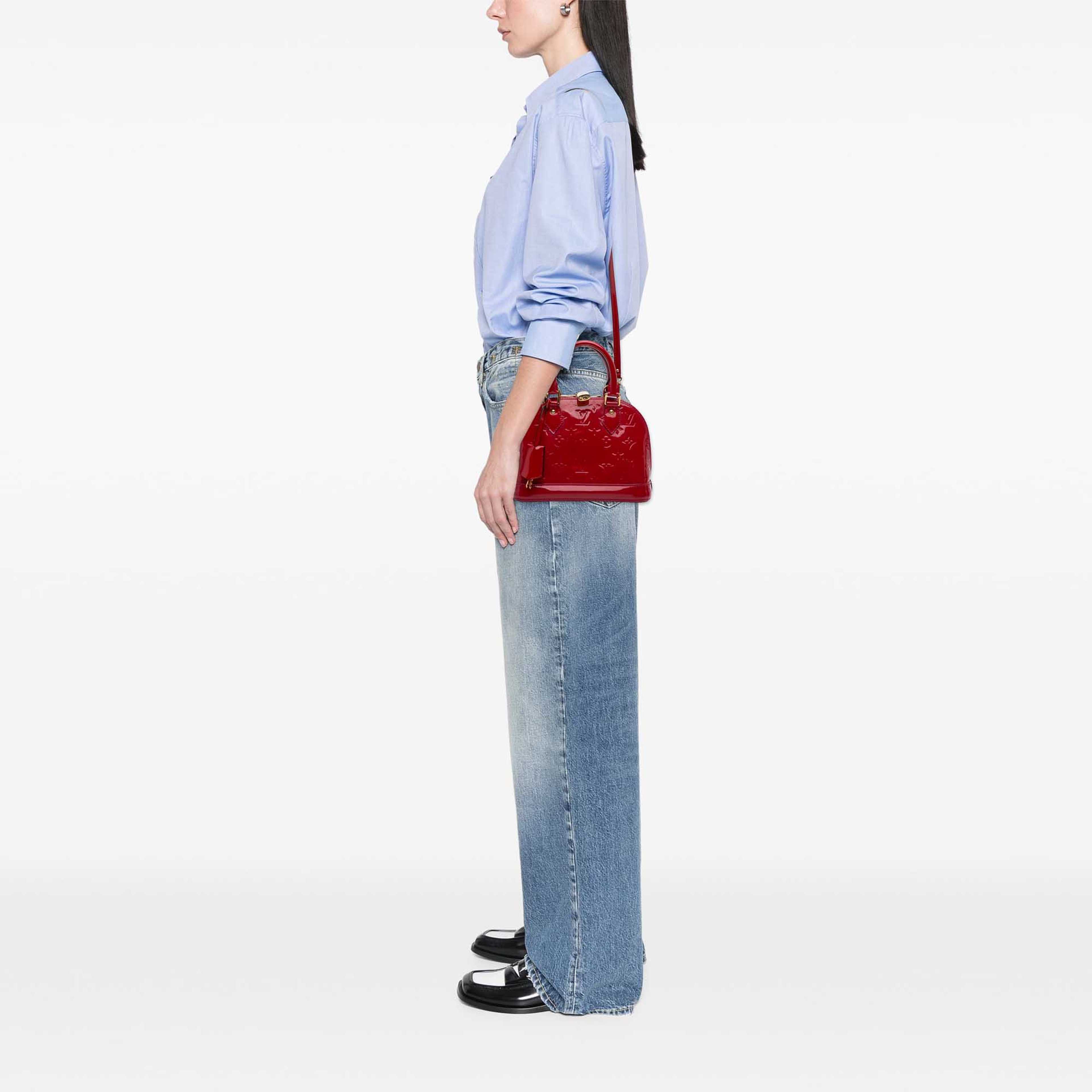 Louis Vuitton Monogram Vernis Alma Bb, från Luxclusif, i färgen röd. Klicka för att öppna bilden i stort format