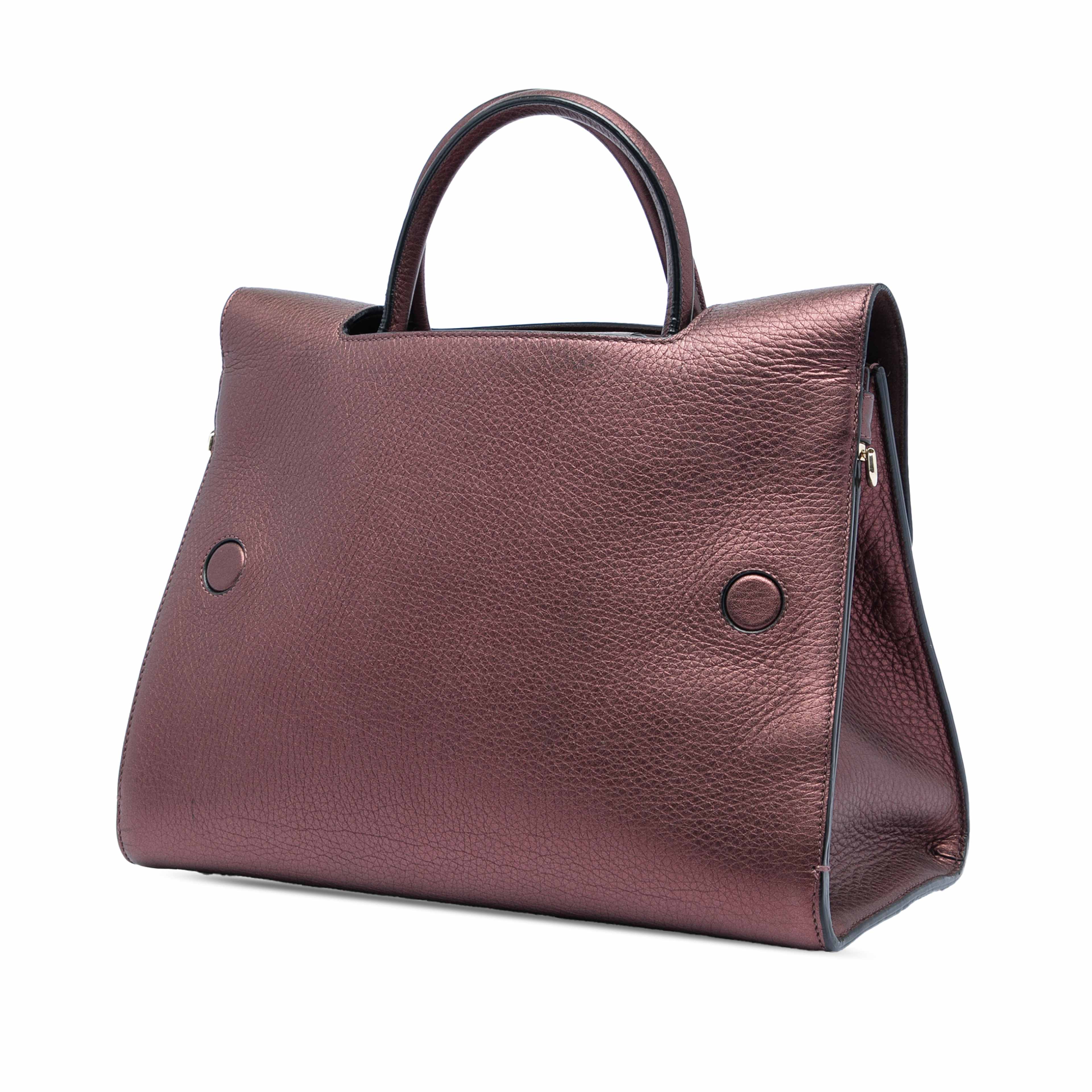 Dior Medium Metallic Grained Calfskin Diorever Satchel, från Luxclusif, i färgen röd. Klicka för att öppna bilden i stort format