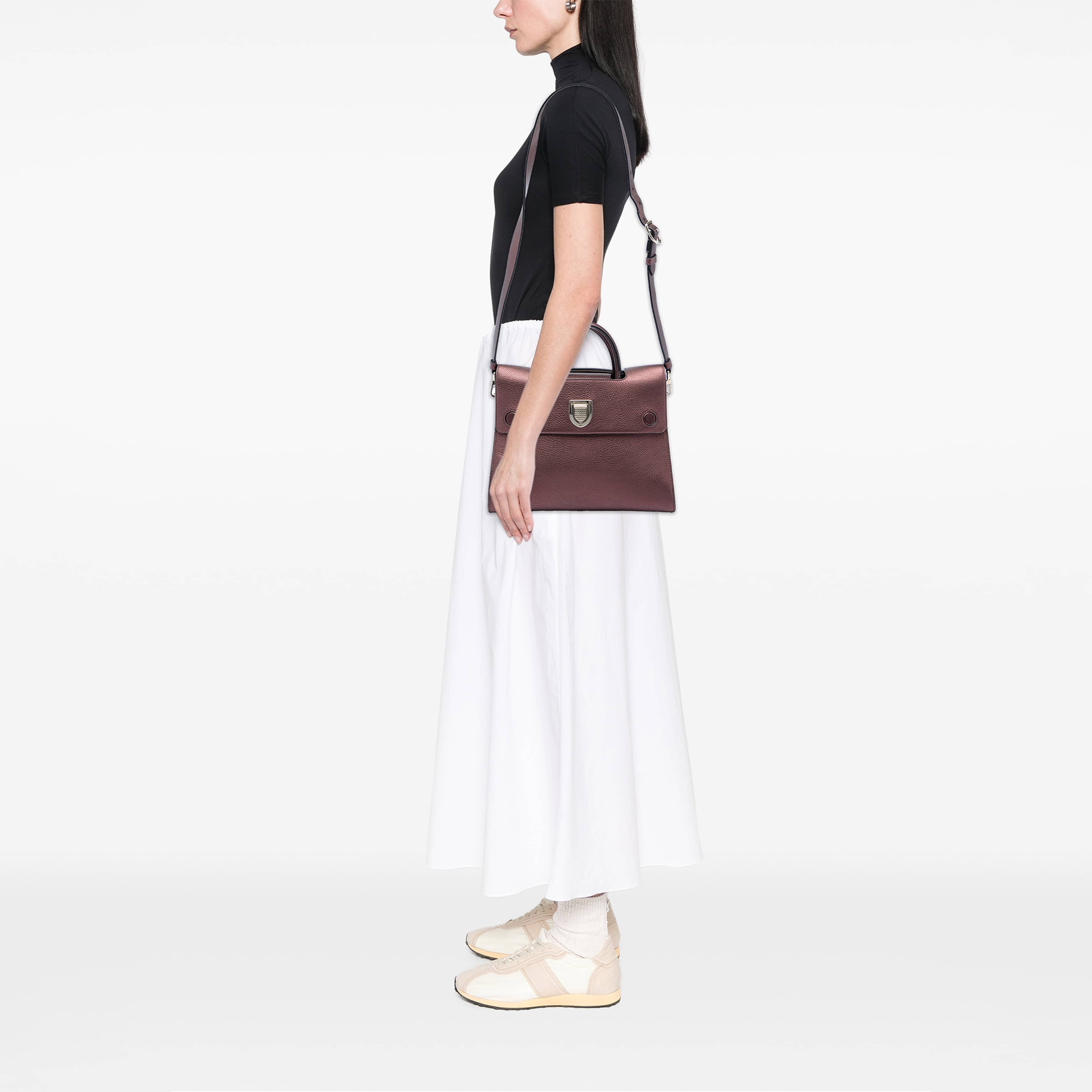 Dior Medium Metallic Grained Calfskin Diorever Satchel, från Luxclusif, i färgen röd. Klicka för att öppna bilden i stort format