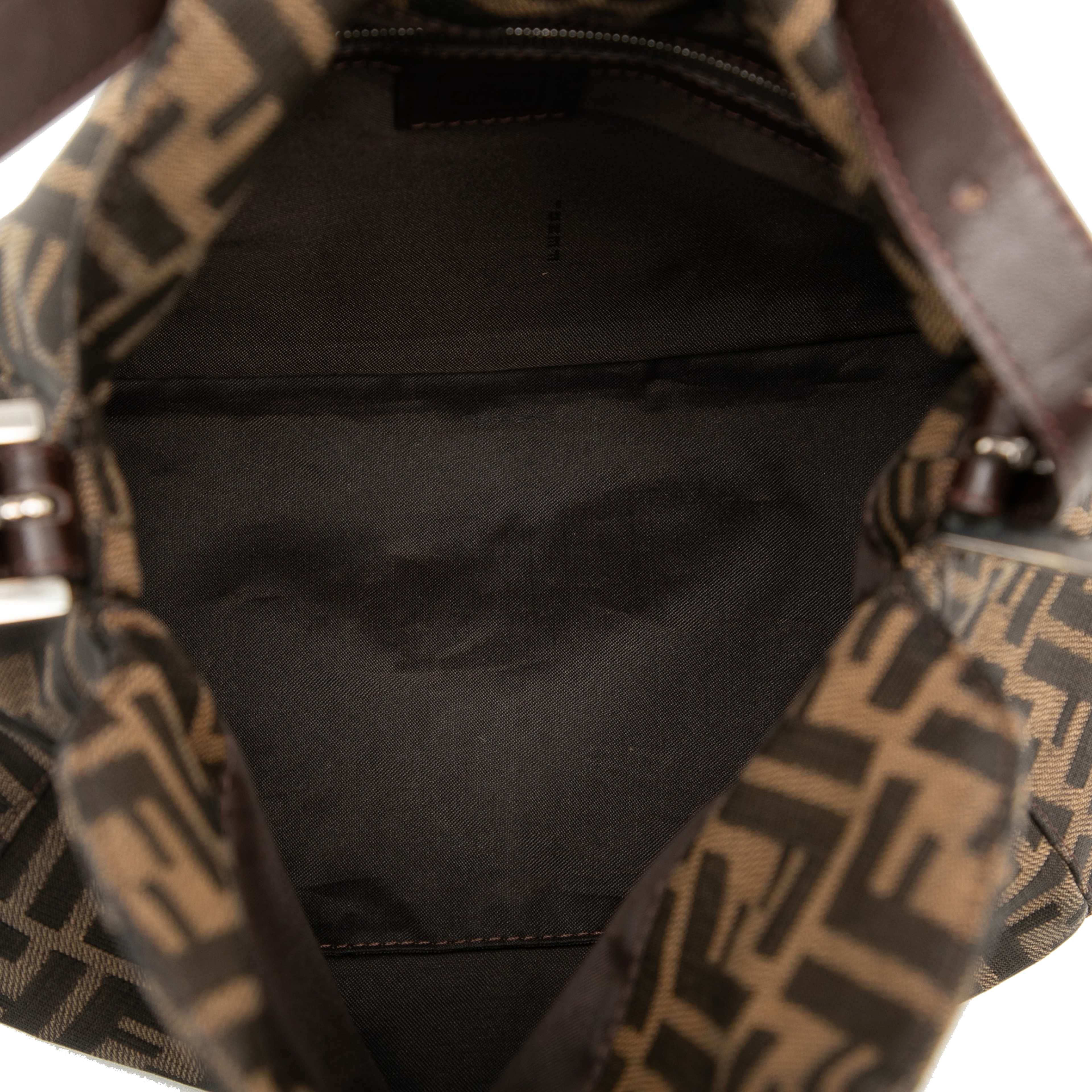 Fendi Zucca Canvas Double Flap Shoulder Bag, från Luxclusif, i färgen brown. Klicka för att öppna bilden i stort format