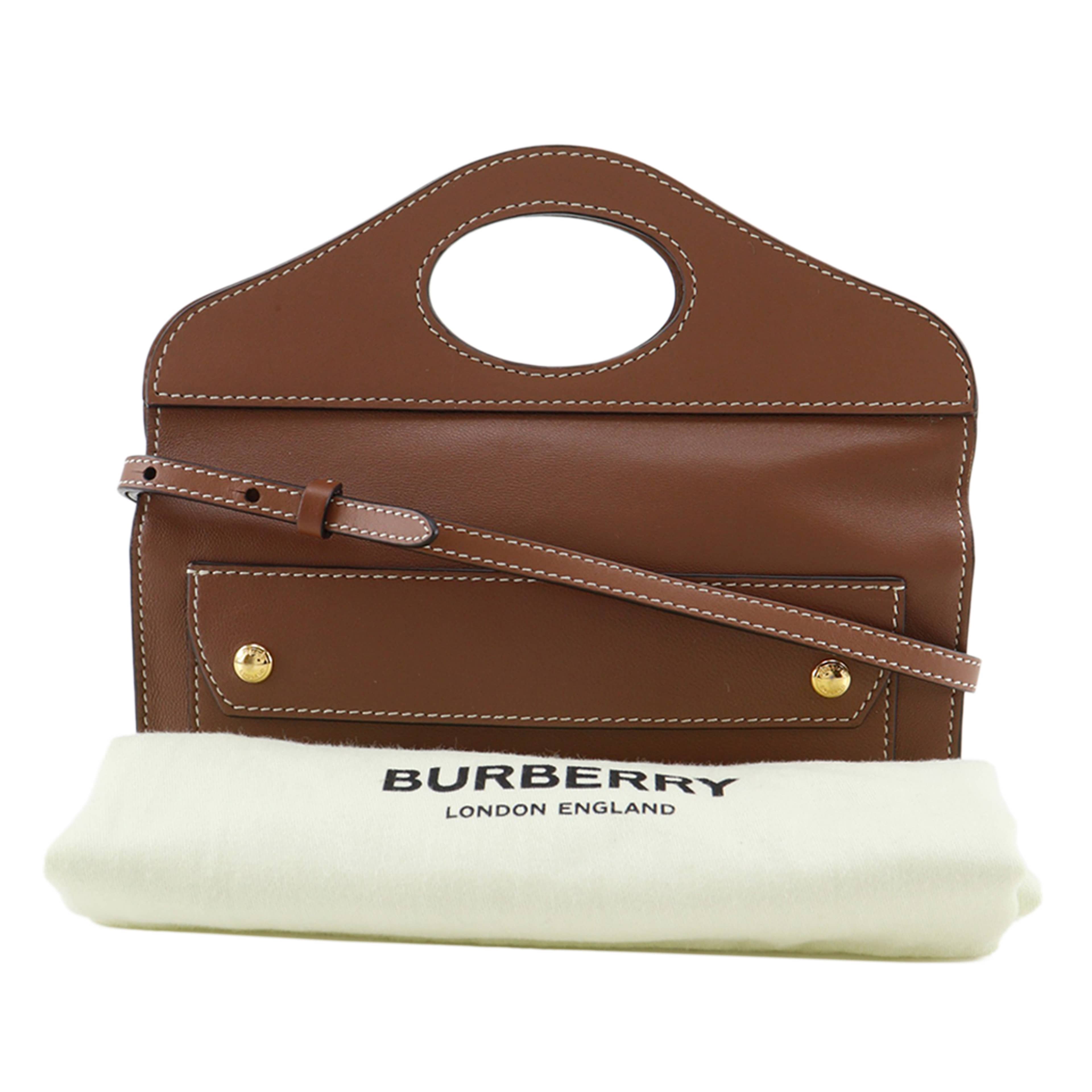 Burberry Calfskin Pocket Clutch With Strap, från Luxclusif, i färgen brun. Klicka för att öppna bilden i stort format
