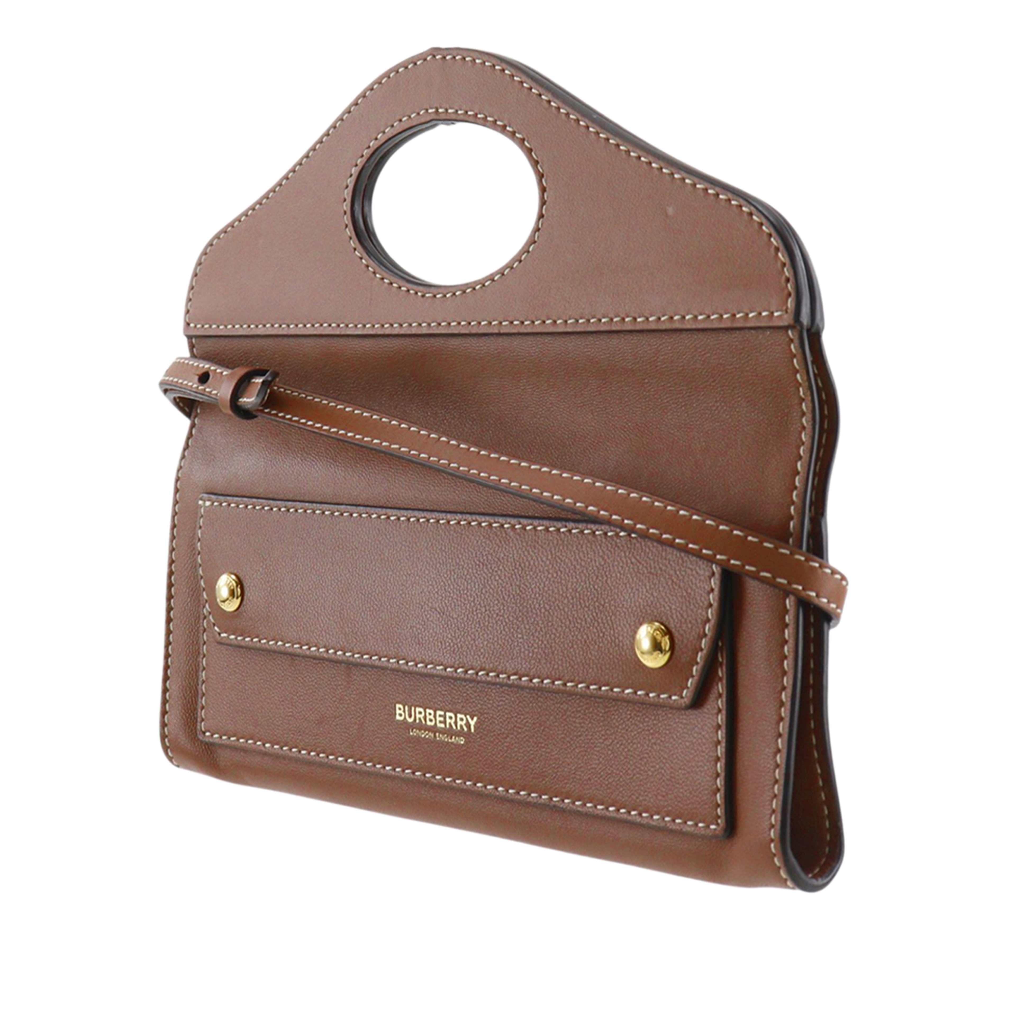 Burberry Calfskin Pocket Clutch With Strap, från Luxclusif, i färgen brun. Klicka för att öppna bilden i stort format