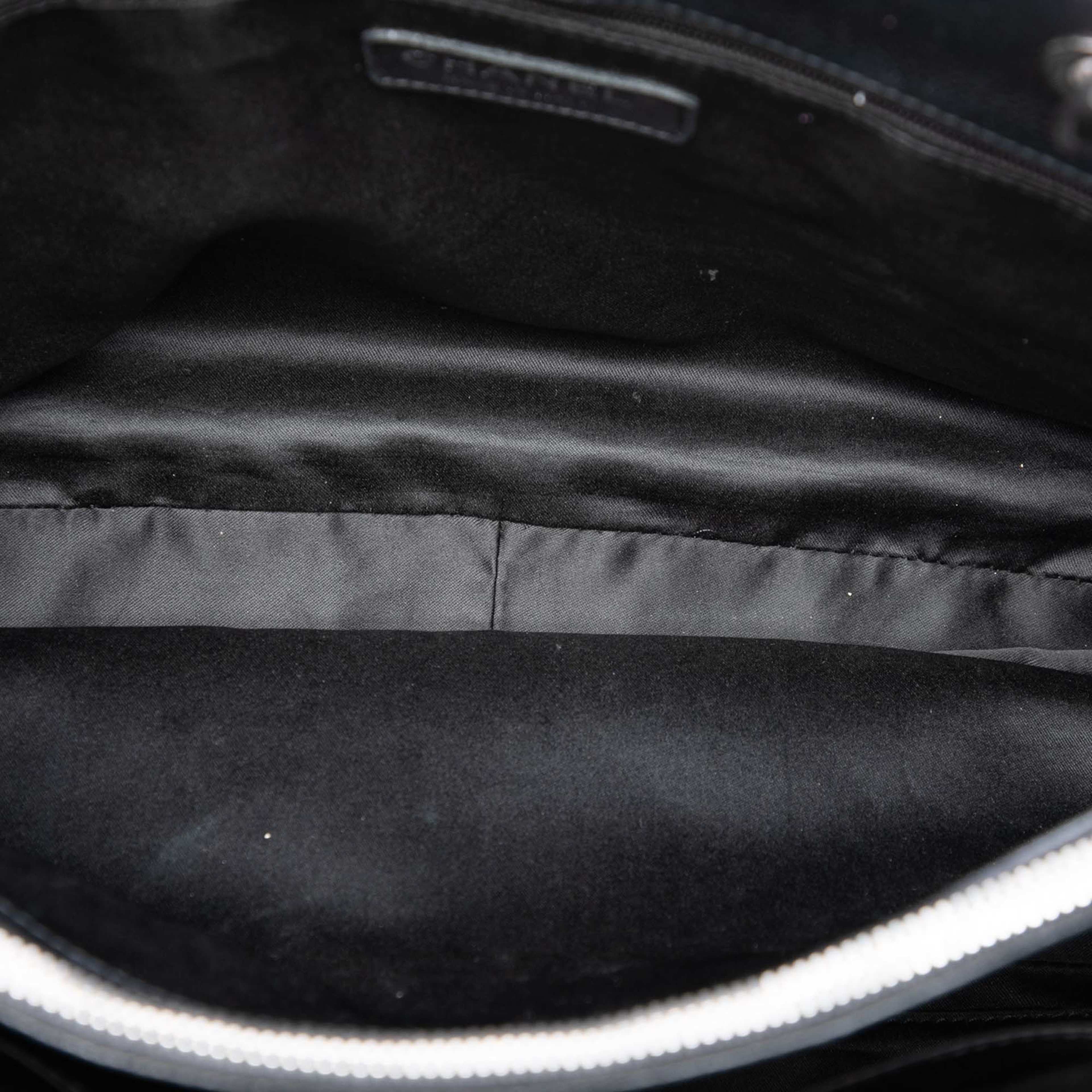 Chanel Caviar Grand Shopping Tote, från Luxclusif, i färgen black. Klicka för att öppna bilden i stort format