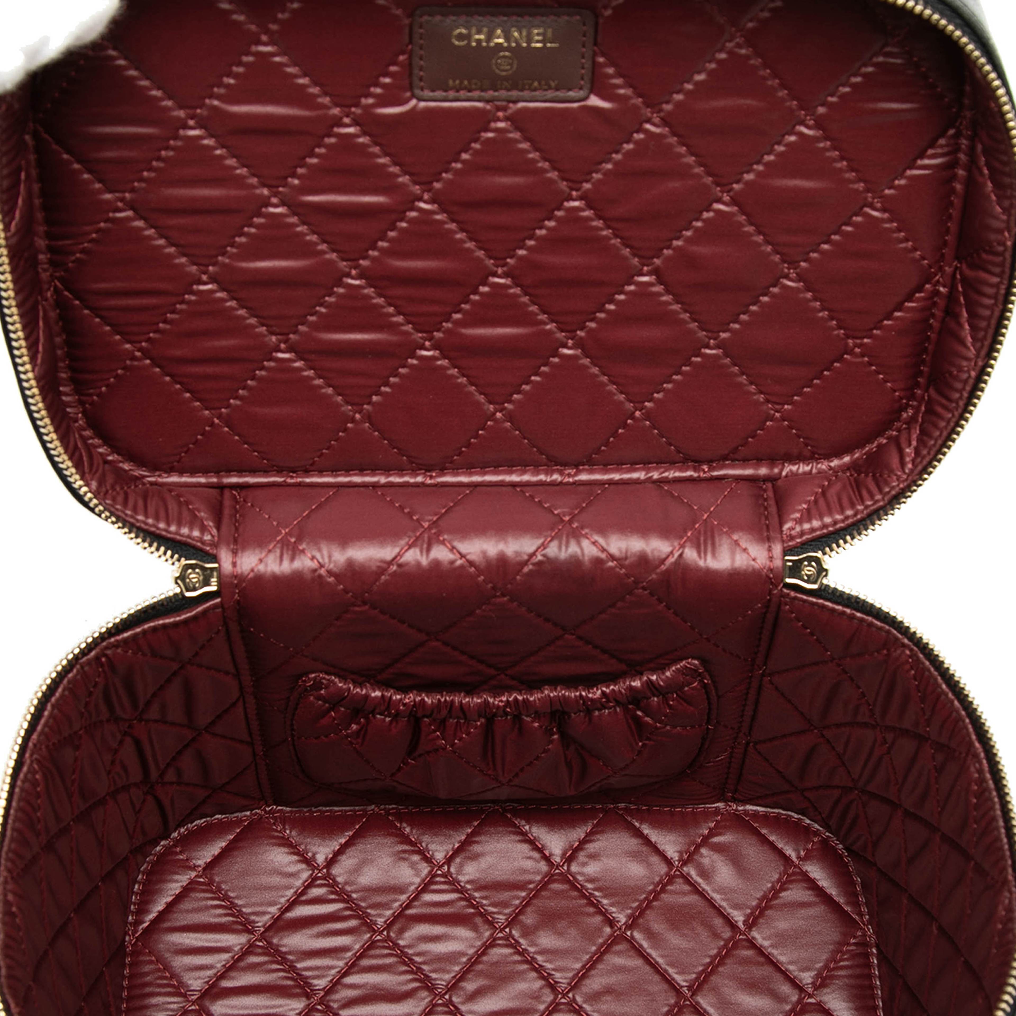 Chanel Cc Quilted Lambskin Vanity Bag, från Luxclusif, i färgen black. Klicka för att öppna bilden i stort format