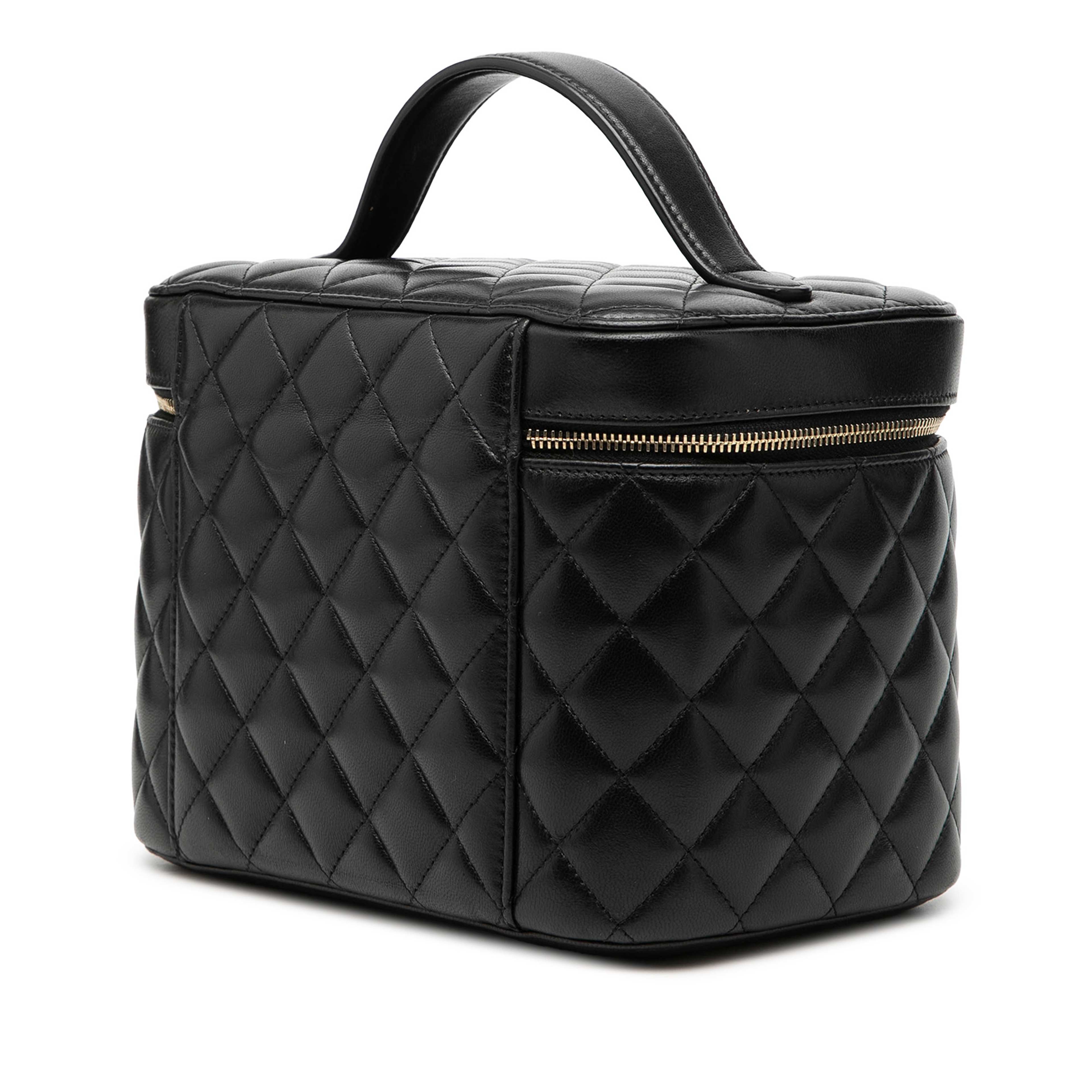 Chanel Cc Quilted Lambskin Vanity Bag, från Luxclusif, i färgen black. Klicka för att öppna bilden i stort format