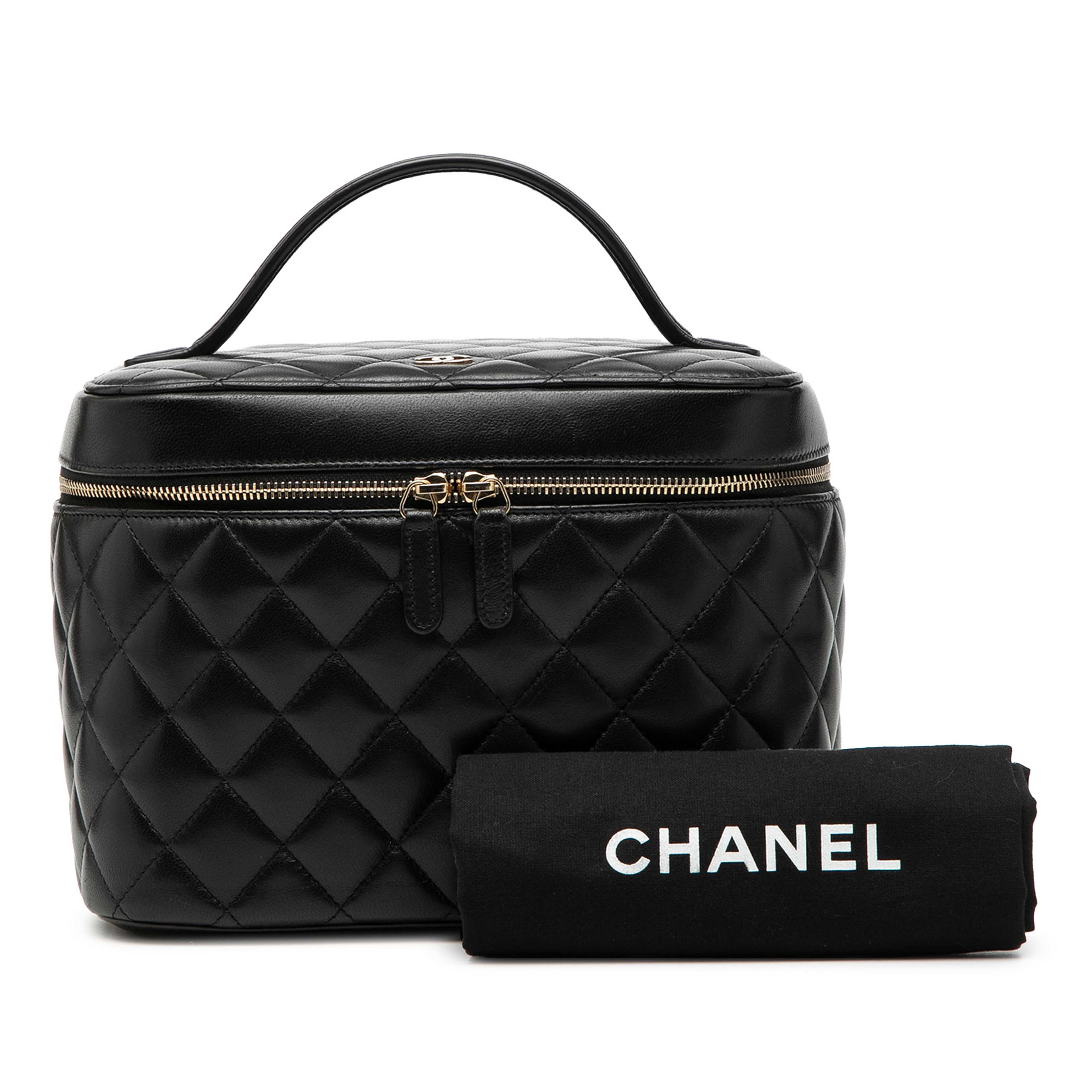 Chanel Cc Quilted Lambskin Vanity Bag, från Luxclusif, i färgen svart. Klicka för att öppna bilden i stort format