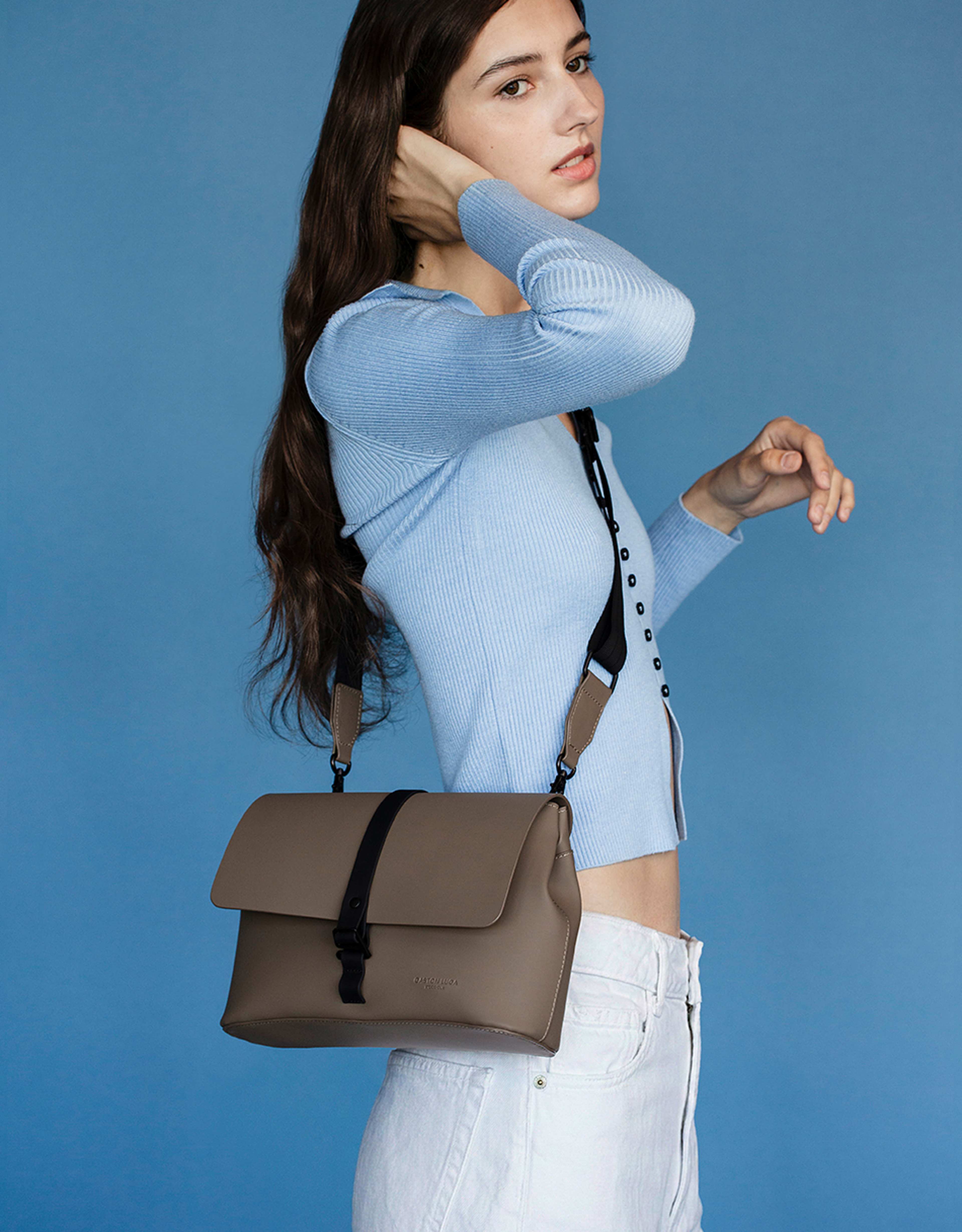 Spläsh Crossbody Medium, från Gaston Luga, i färgen bear. Klicka för att öppna bilden i stort format
