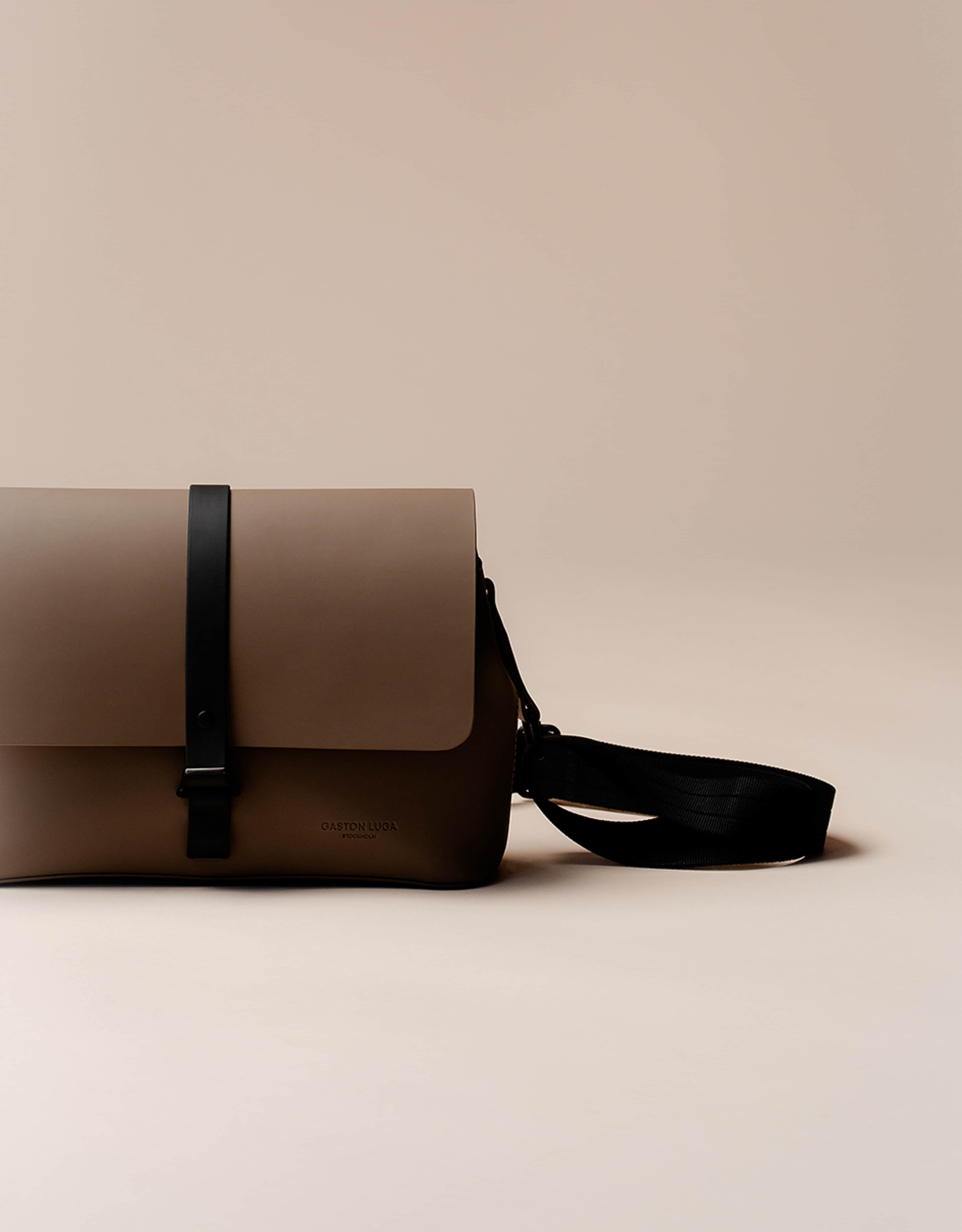 Spläsh Crossbody Medium, från Gaston Luga, i färgen bear. Klicka för att öppna bilden i stort format