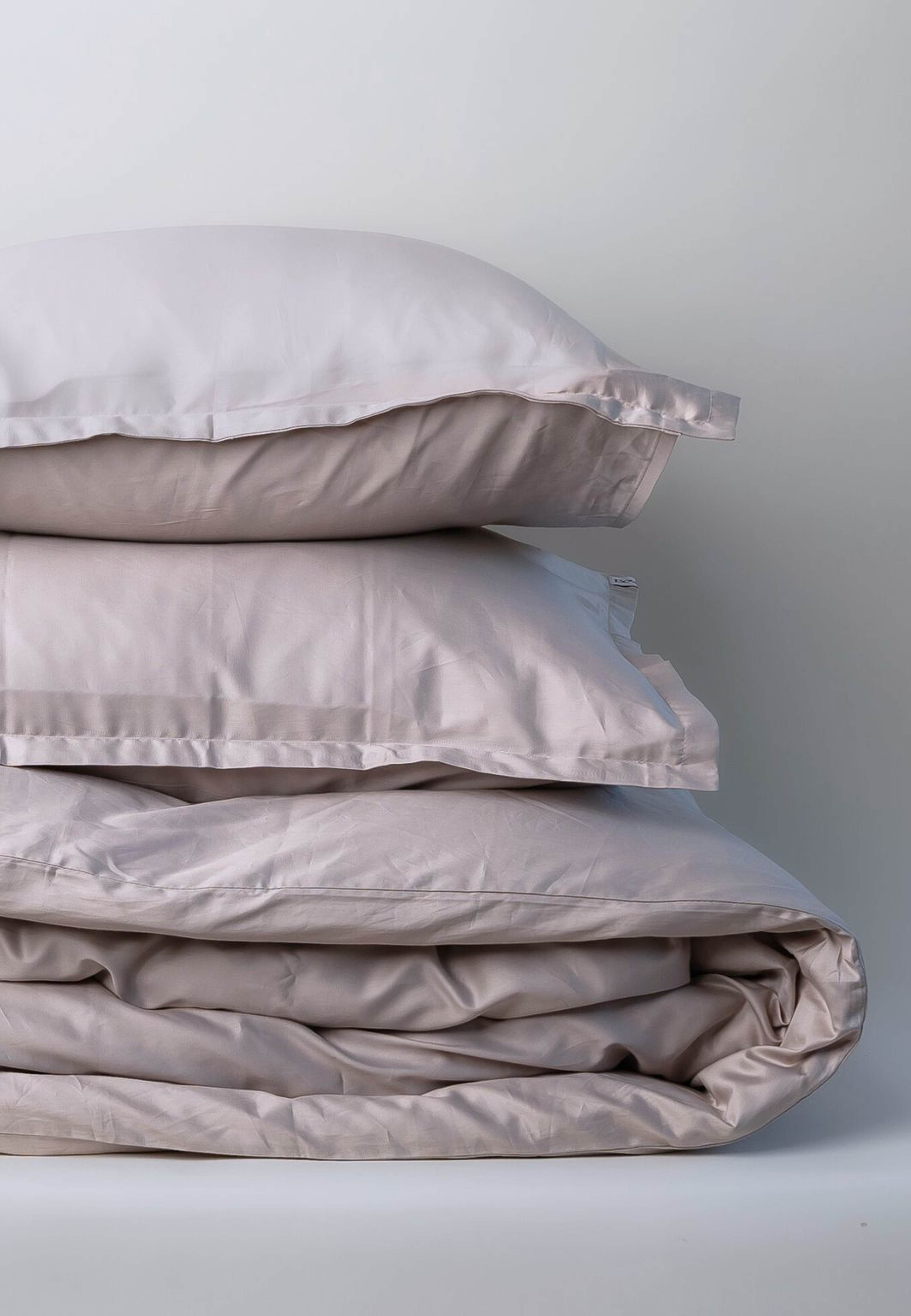 Regency Lee - Bäddset 230x220, från Home of ESS, i färgen champagne. Klicka för att öppna bilden i stort format