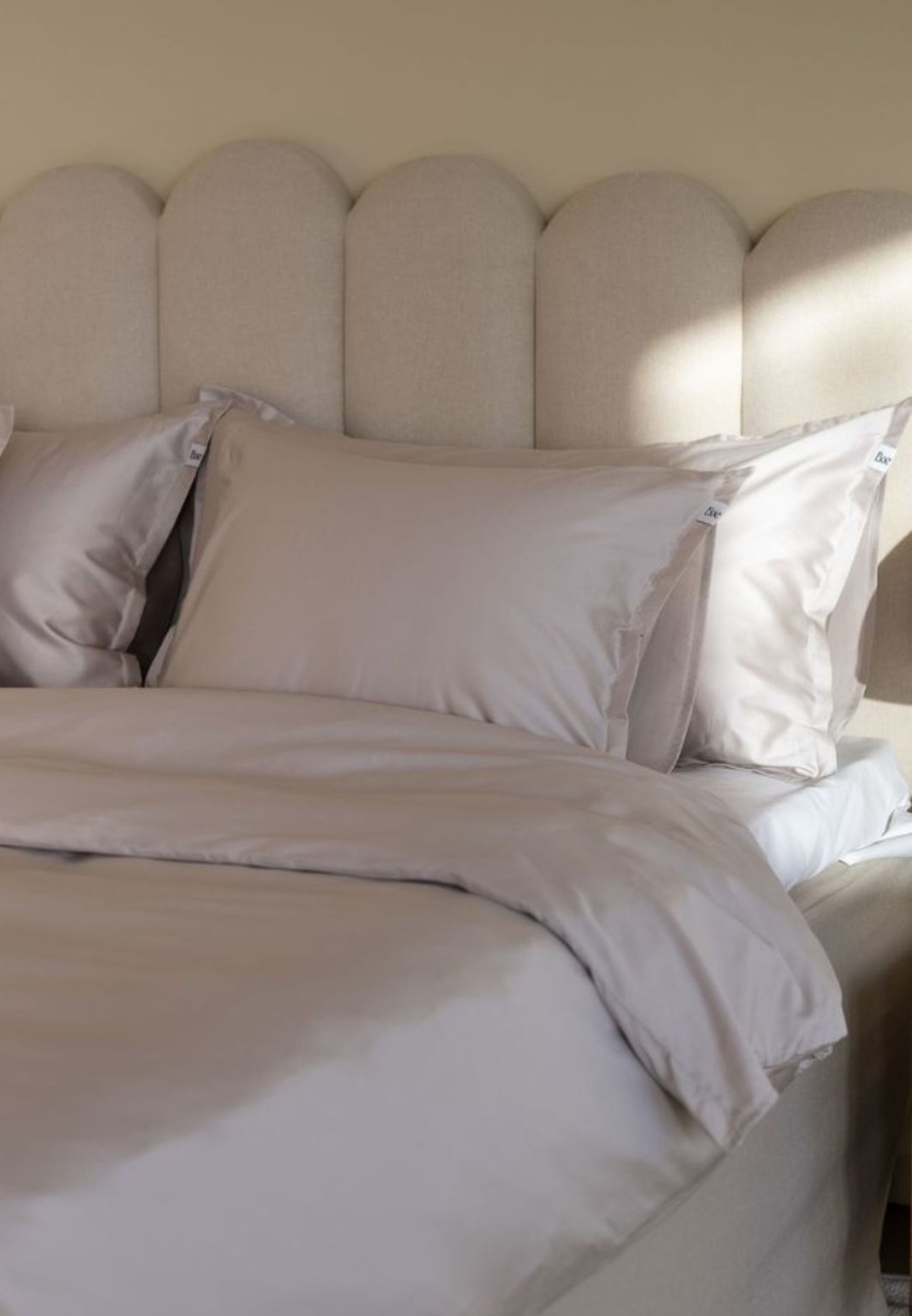 Regency Lee - Bäddset 230x220, från Home of ESS, i färgen champagne. Klicka för att öppna bilden i stort format