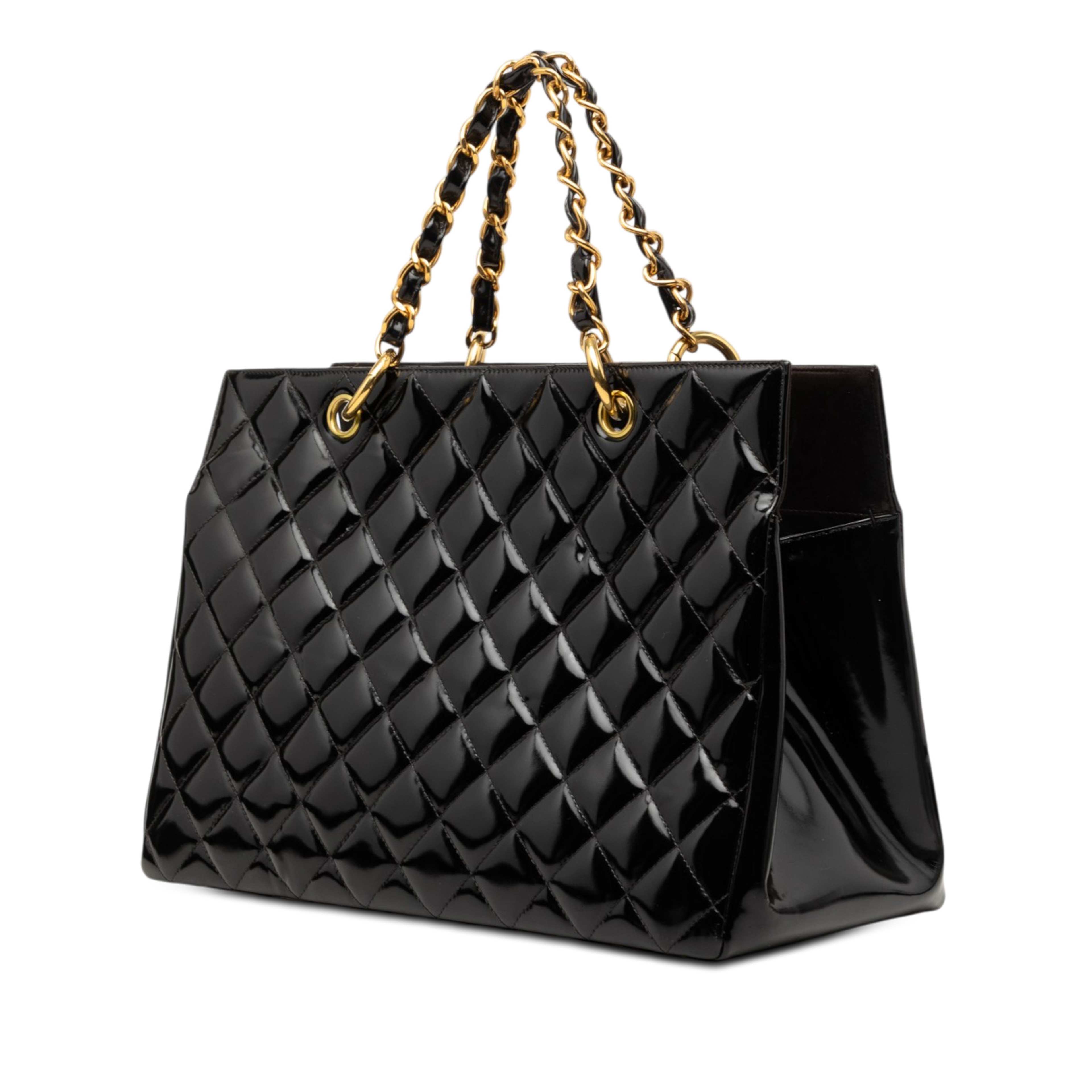 Chanel Grand Cc Patent Timeless Shopping Tote, från Luxclusif, i färgen svart. Klicka för att öppna bilden i stort format