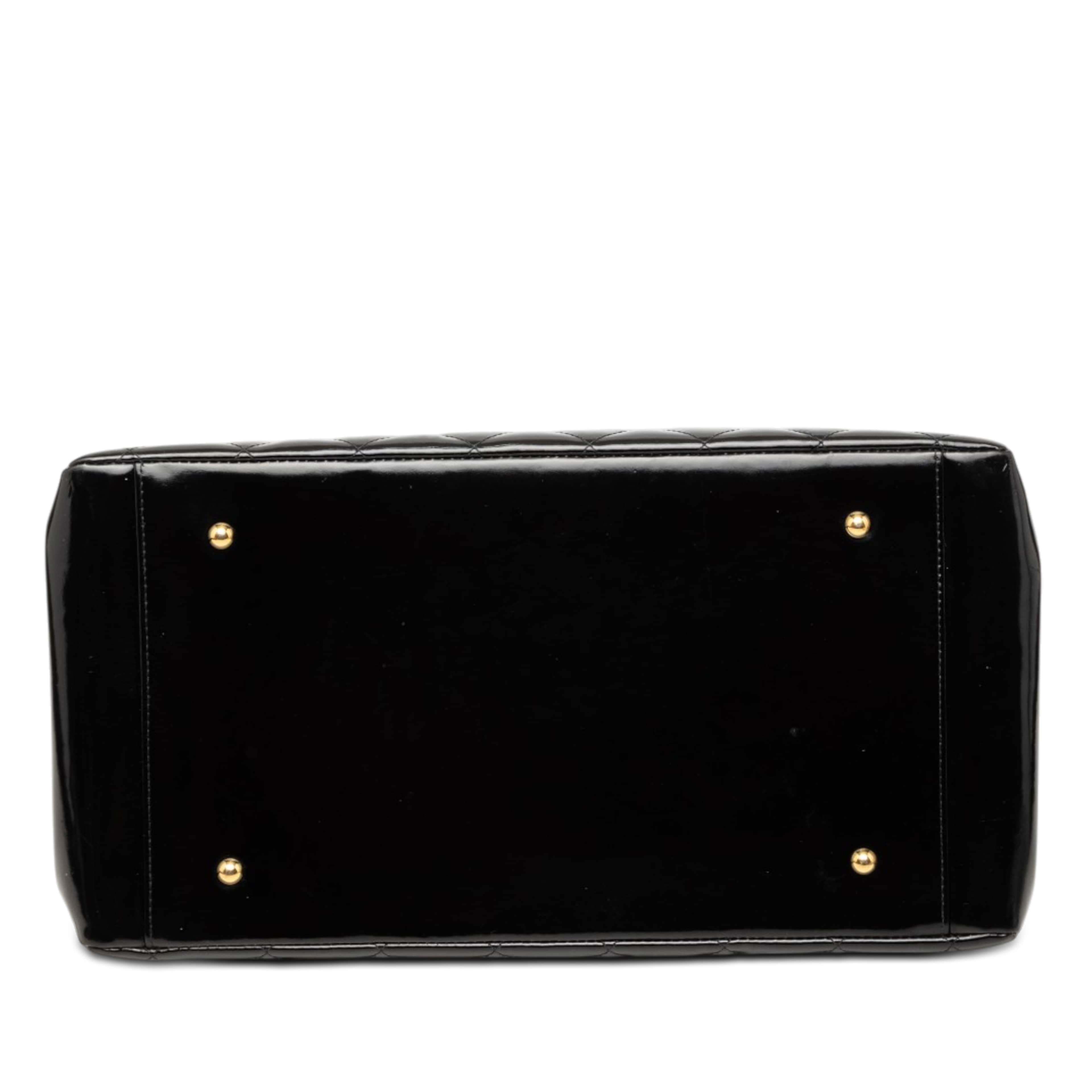 Chanel Grand Cc Patent Timeless Shopping Tote, från Luxclusif, i färgen black. Klicka för att öppna bilden i stort format