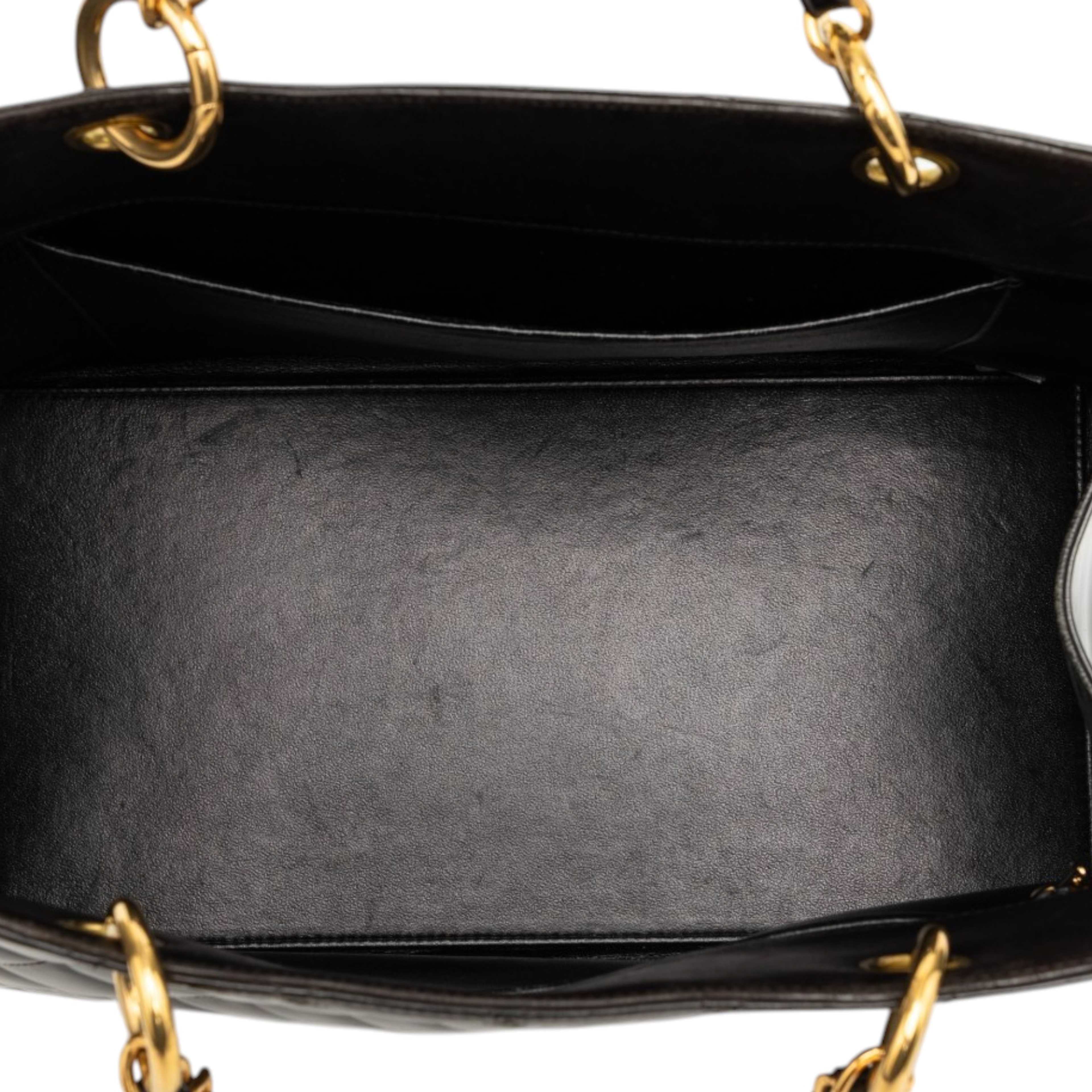 Chanel Grand Cc Patent Timeless Shopping Tote, från Luxclusif, i färgen black. Klicka för att öppna bilden i stort format