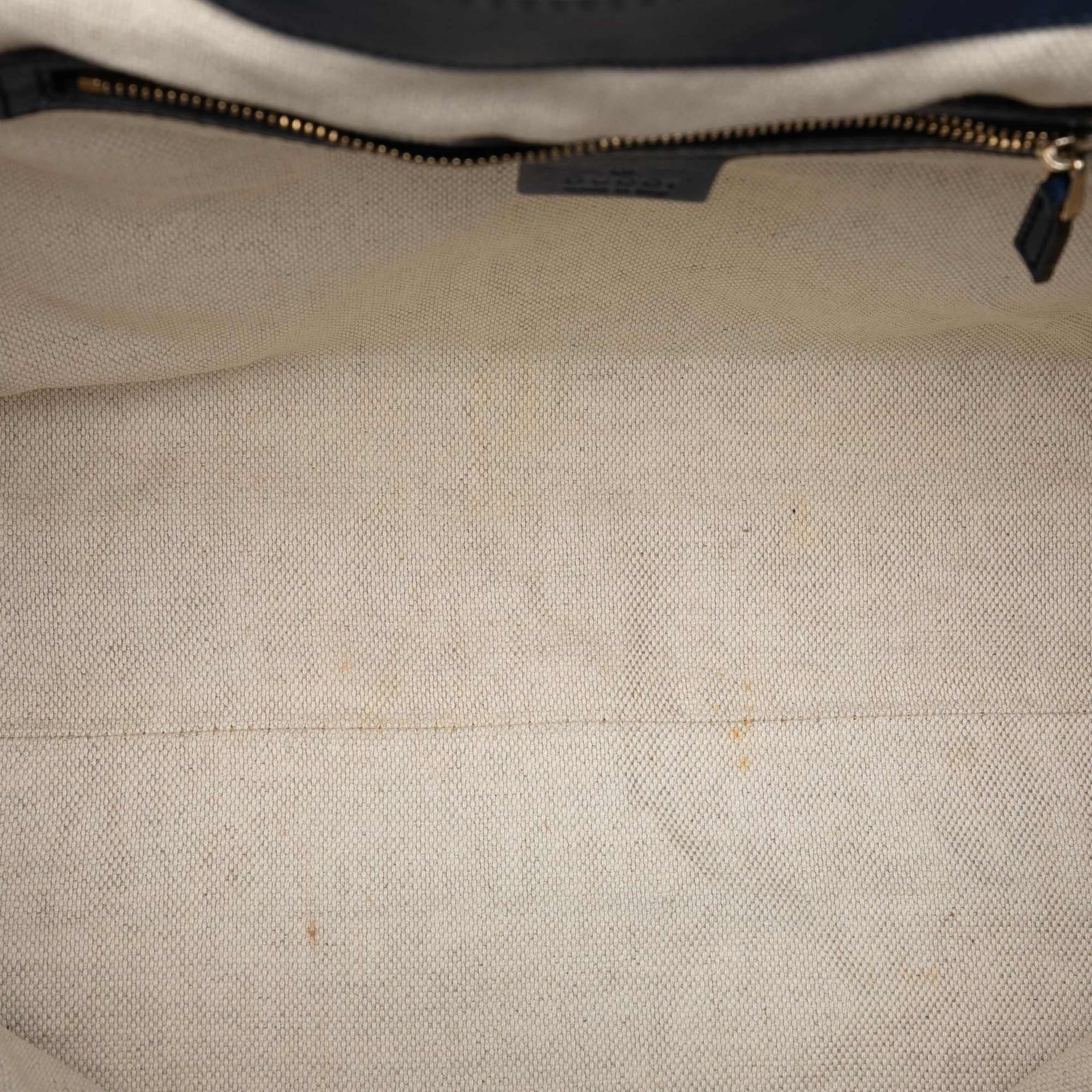 Gucci Medium Patent Soho Cellarius Tote, från Luxclusif, i färgen navy. Klicka för att öppna bilden i stort format