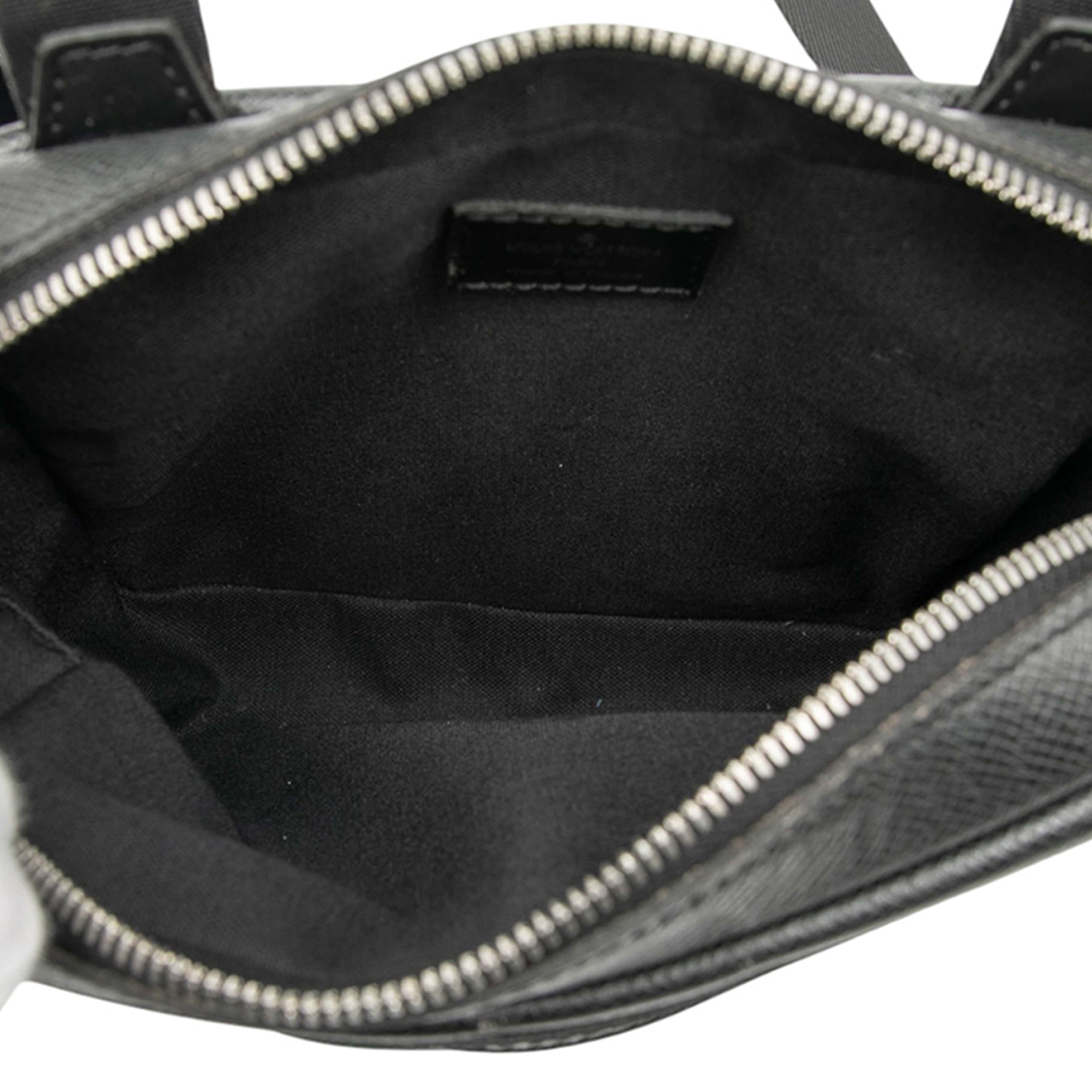 Louis Vuitton Taiga Sayan, från Luxclusif, i färgen dark green. Klicka för att öppna bilden i stort format