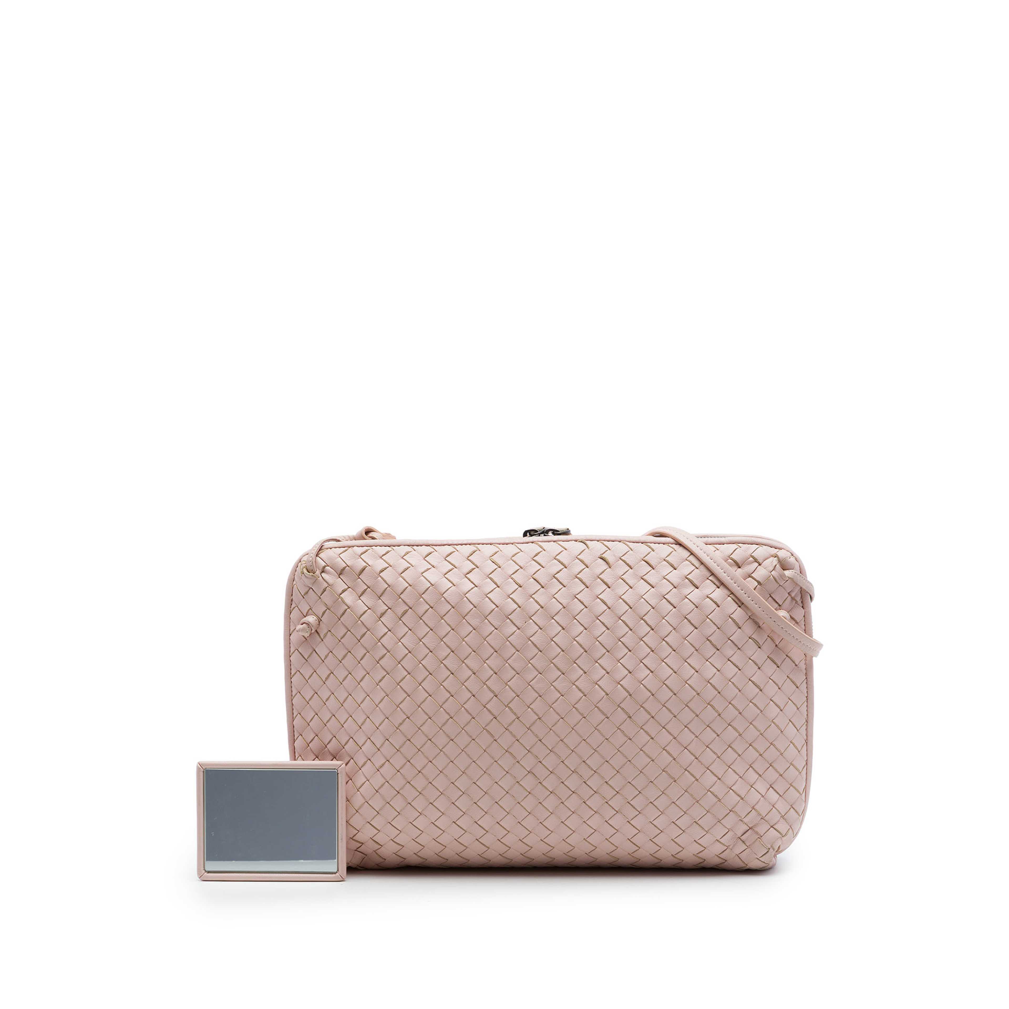 Bottega Veneta Large Nappa Intrecciato Nodini Crossbody, från Luxclusif, i färgen rosa. Klicka för att öppna bilden i stort format