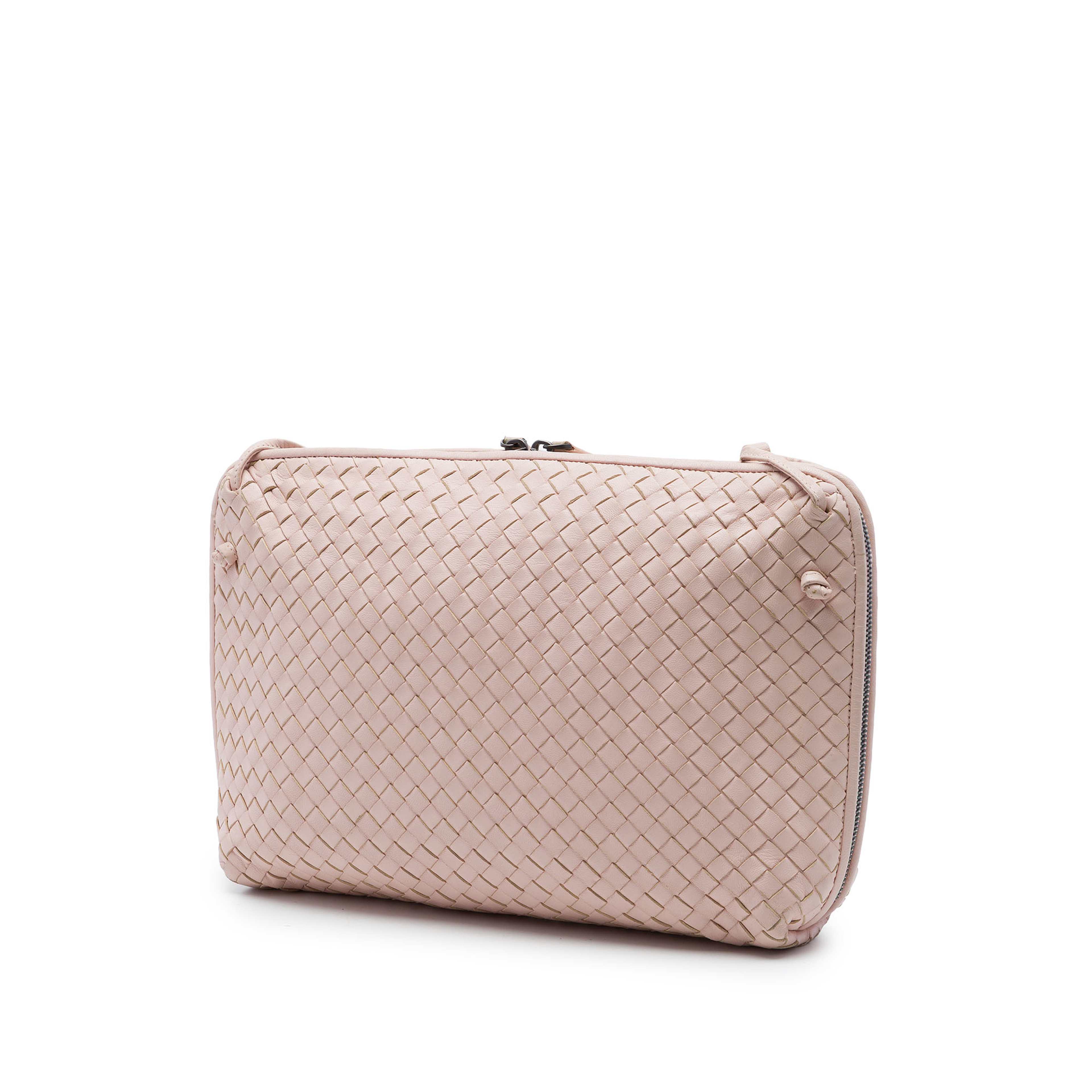 Bottega Veneta Large Nappa Intrecciato Nodini Crossbody, från Luxclusif, i färgen rosa. Klicka för att öppna bilden i stort format