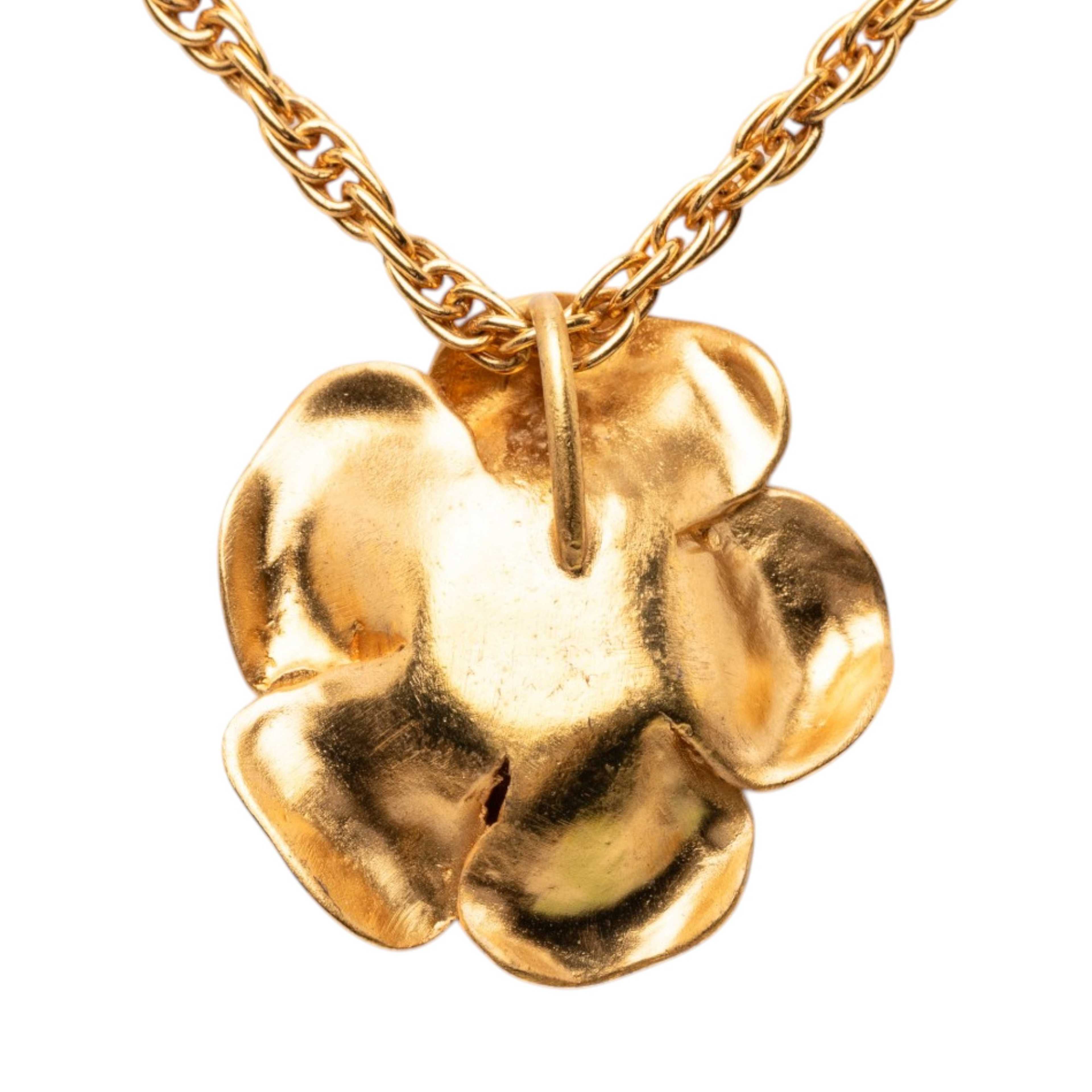 Chanel Cc Gold Plated Camellia Pendant Necklace, från Luxclusif, i färgen guld. Klicka för att öppna bilden i stort format