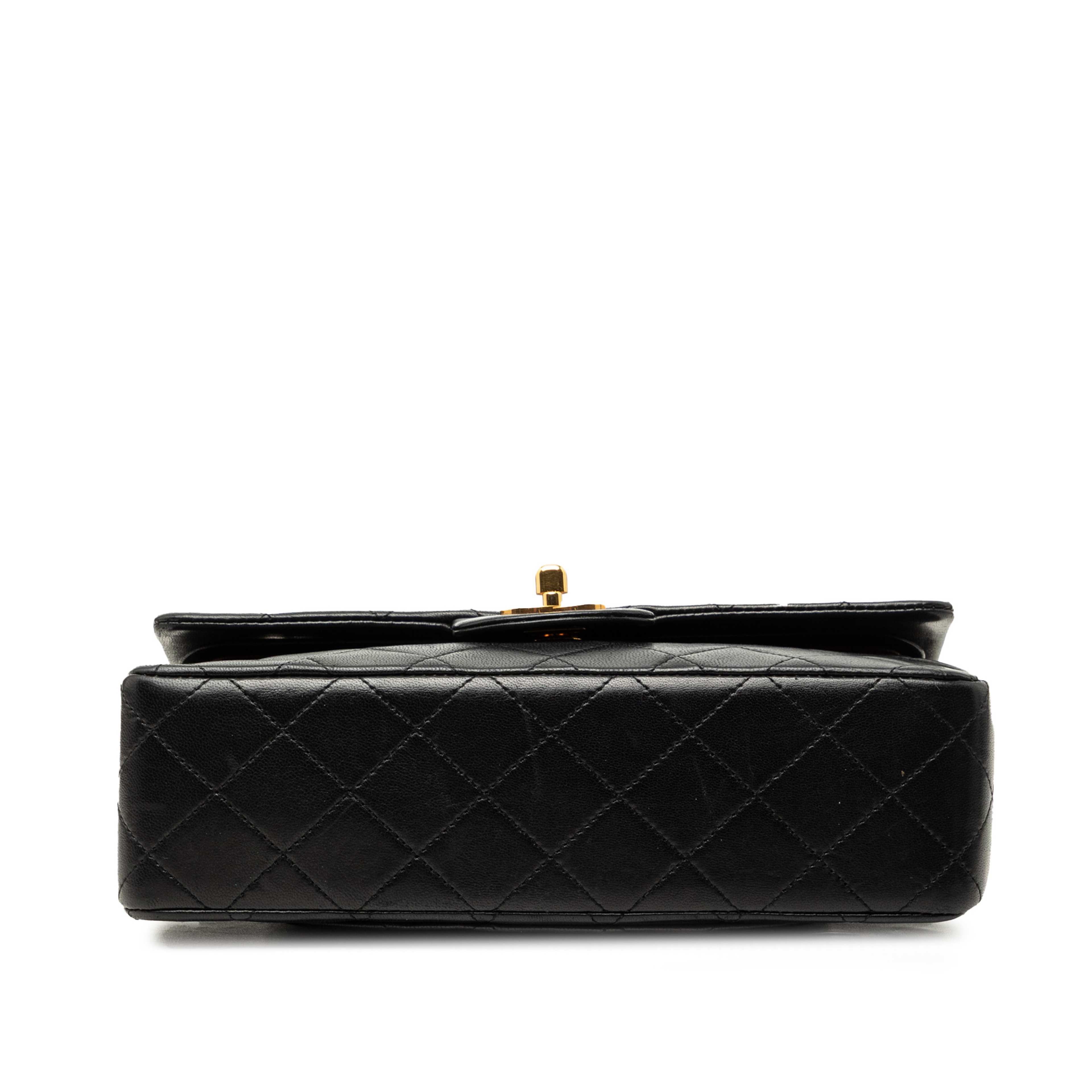 Chanel Small Classic Lambskin Double Flap, från Luxclusif, i färgen svart. Klicka för att öppna bilden i stort format