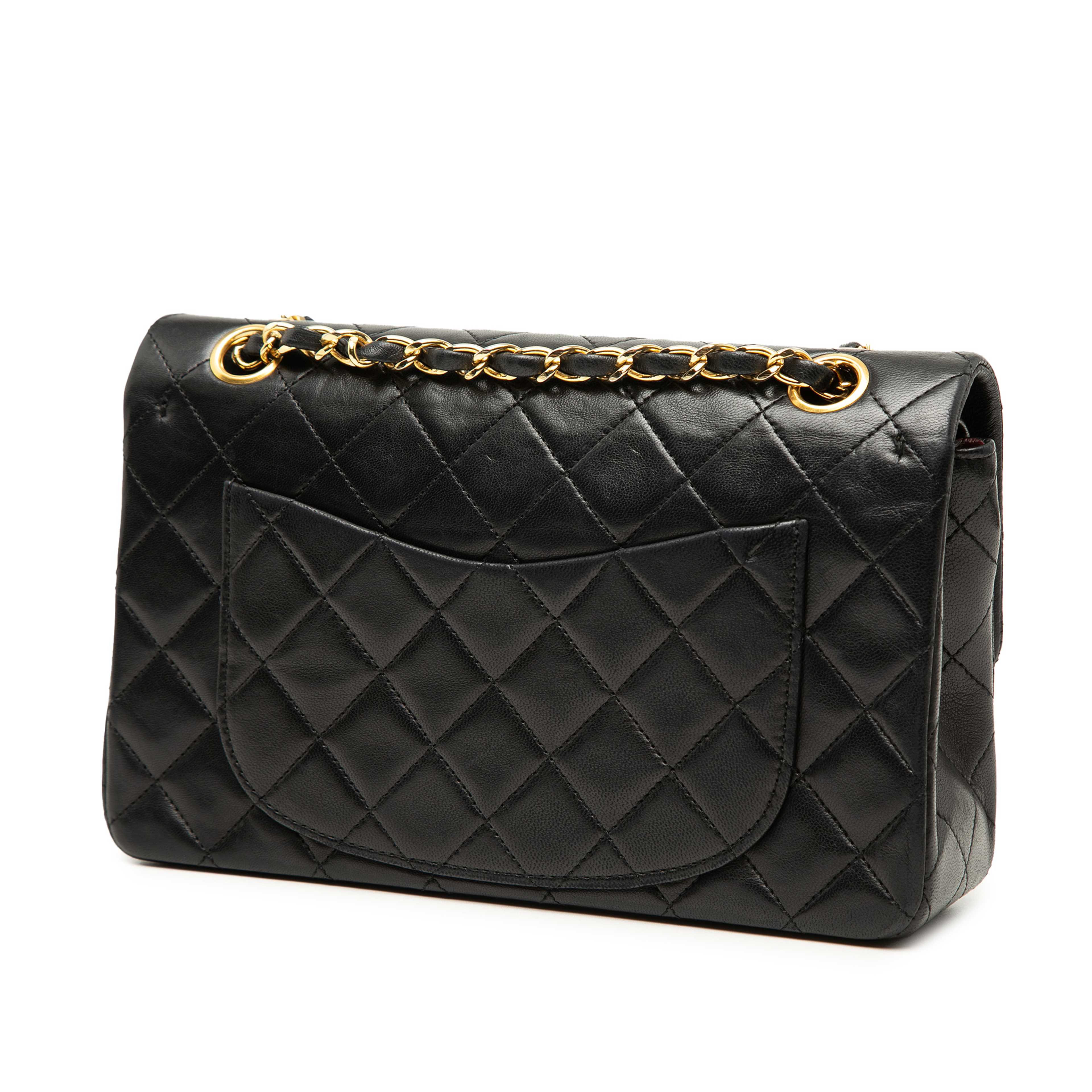 Chanel Small Classic Lambskin Double Flap, från Luxclusif, i färgen svart. Klicka för att öppna bilden i stort format