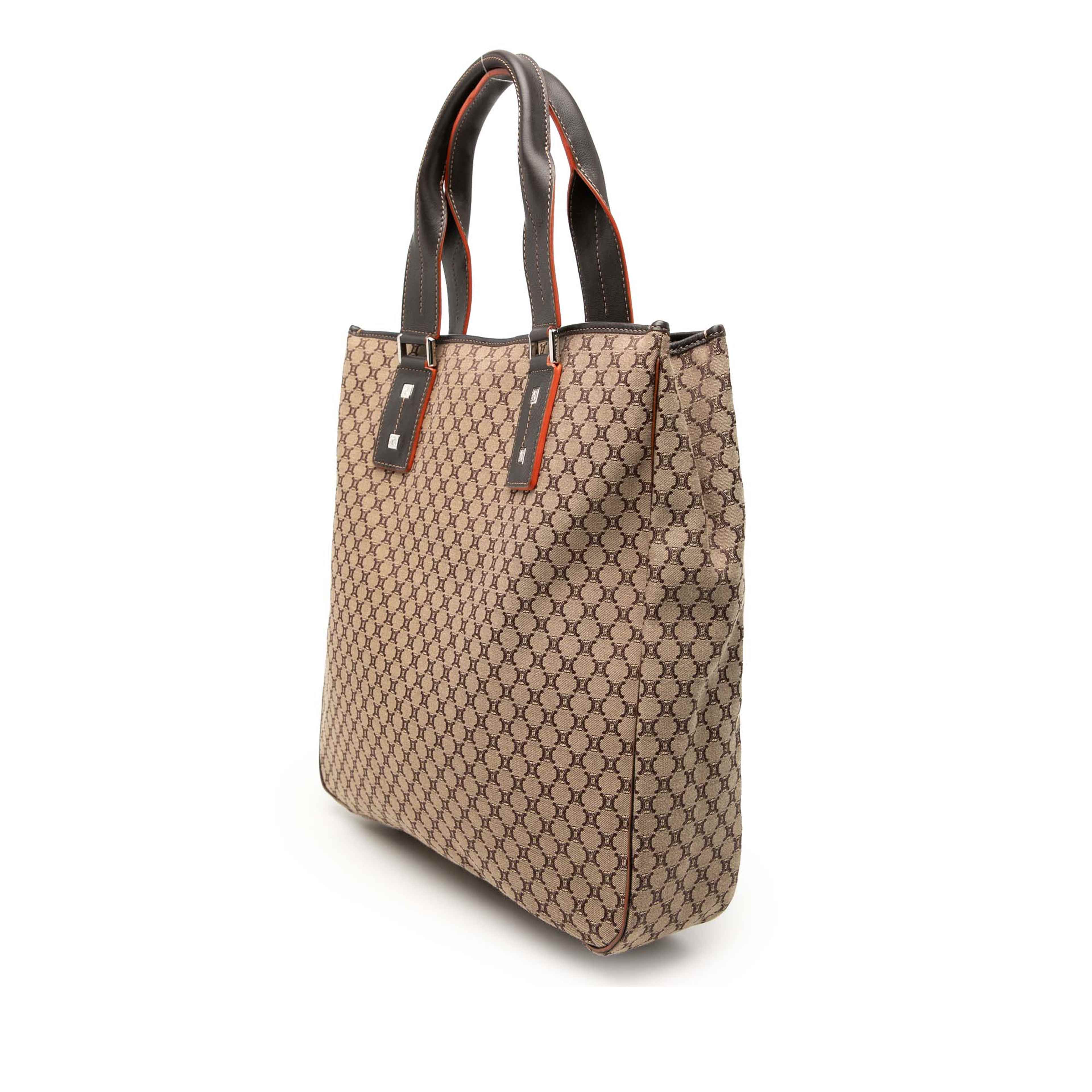 Celine Macadam Canvas Tote, från Luxclusif, i färgen beige. Klicka för att öppna bilden i stort format