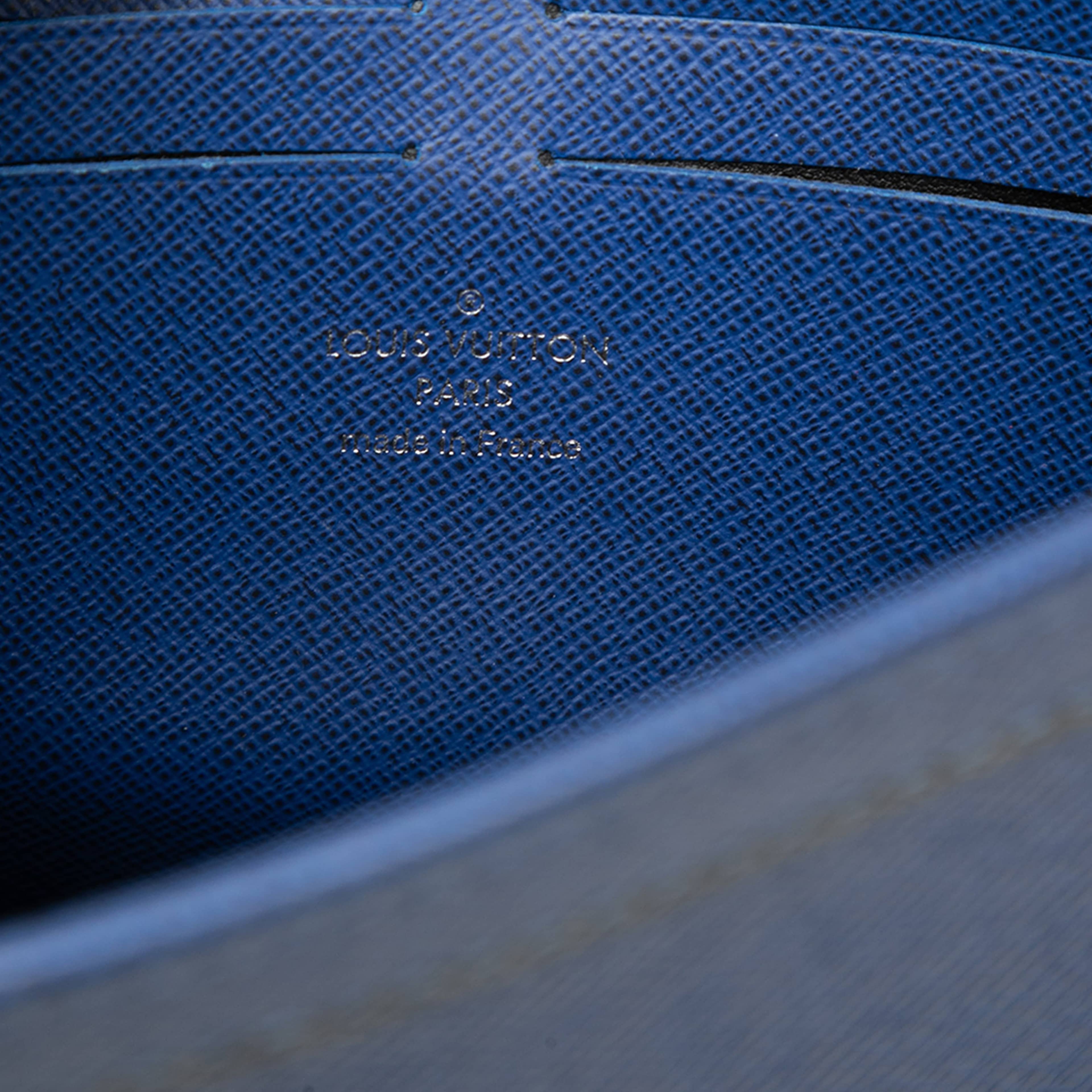 Louis Vuitton Taiga Pochette Voyage Mm, från Luxclusif, i färgen blå. Klicka för att öppna bilden i stort format