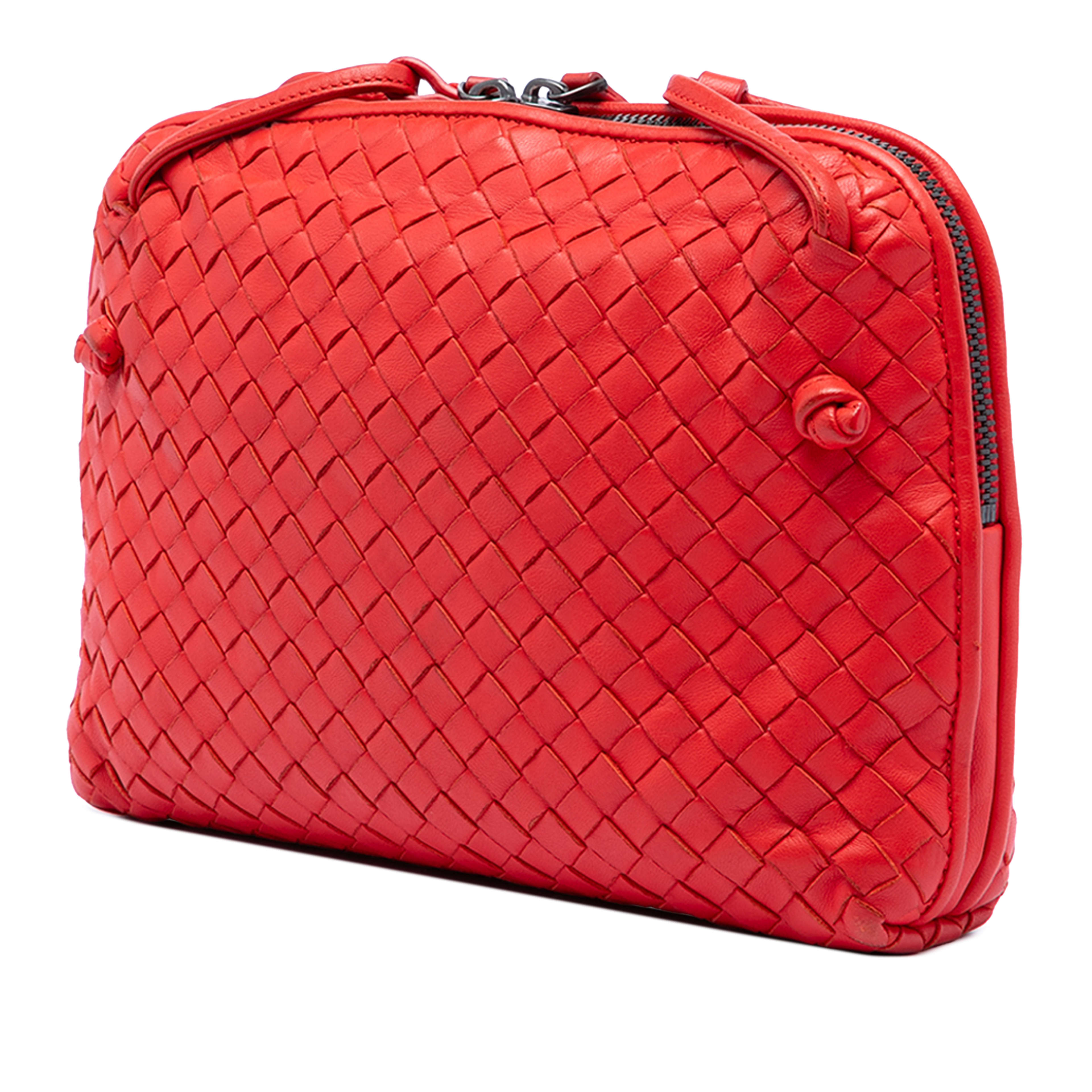 Bottega Veneta Nappa Intrecciato Nodini Crossbody, från Luxclusif, i färgen red. Klicka för att öppna bilden i stort format