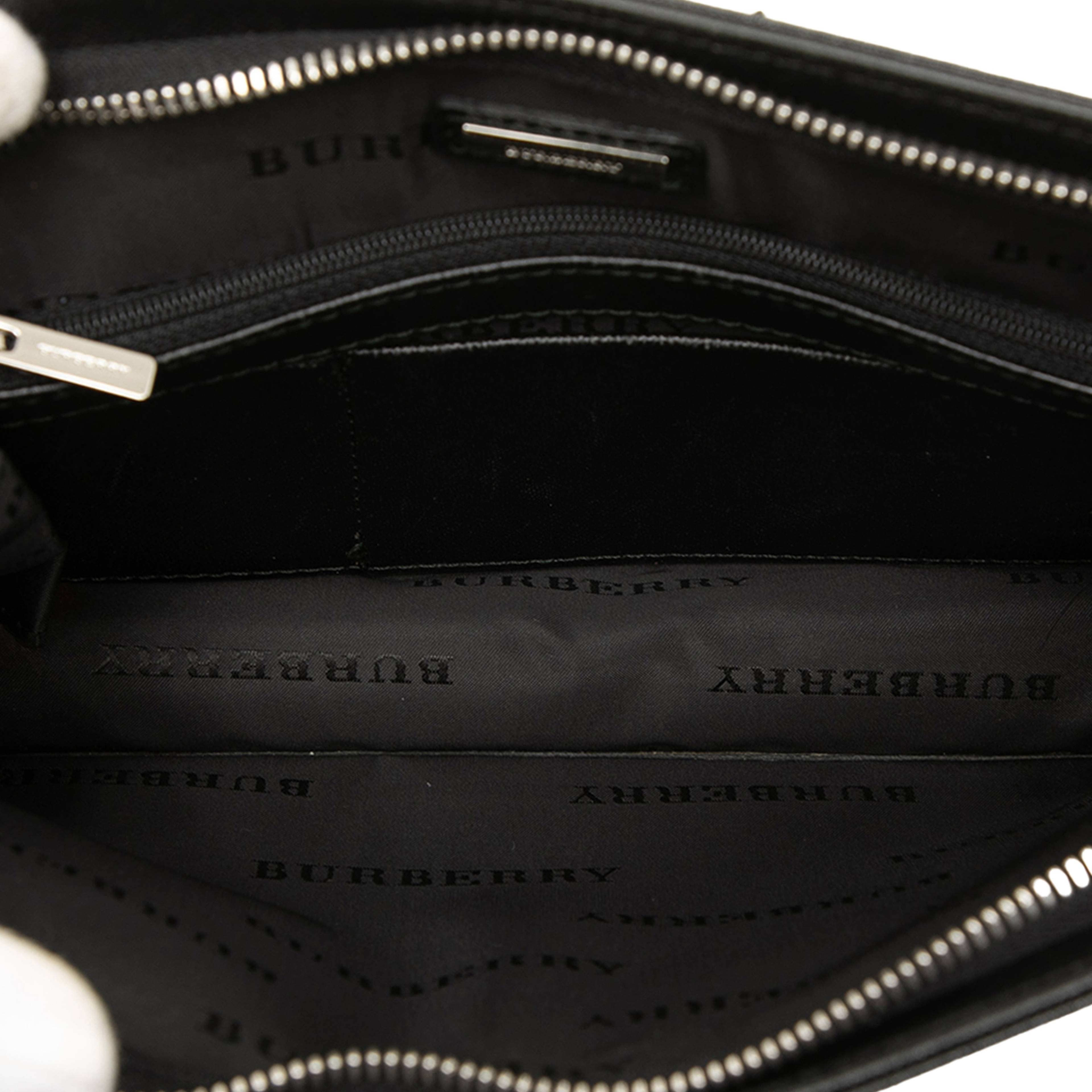 Burberry Leather Clutch, från Luxclusif, i färgen black. Klicka för att öppna bilden i stort format