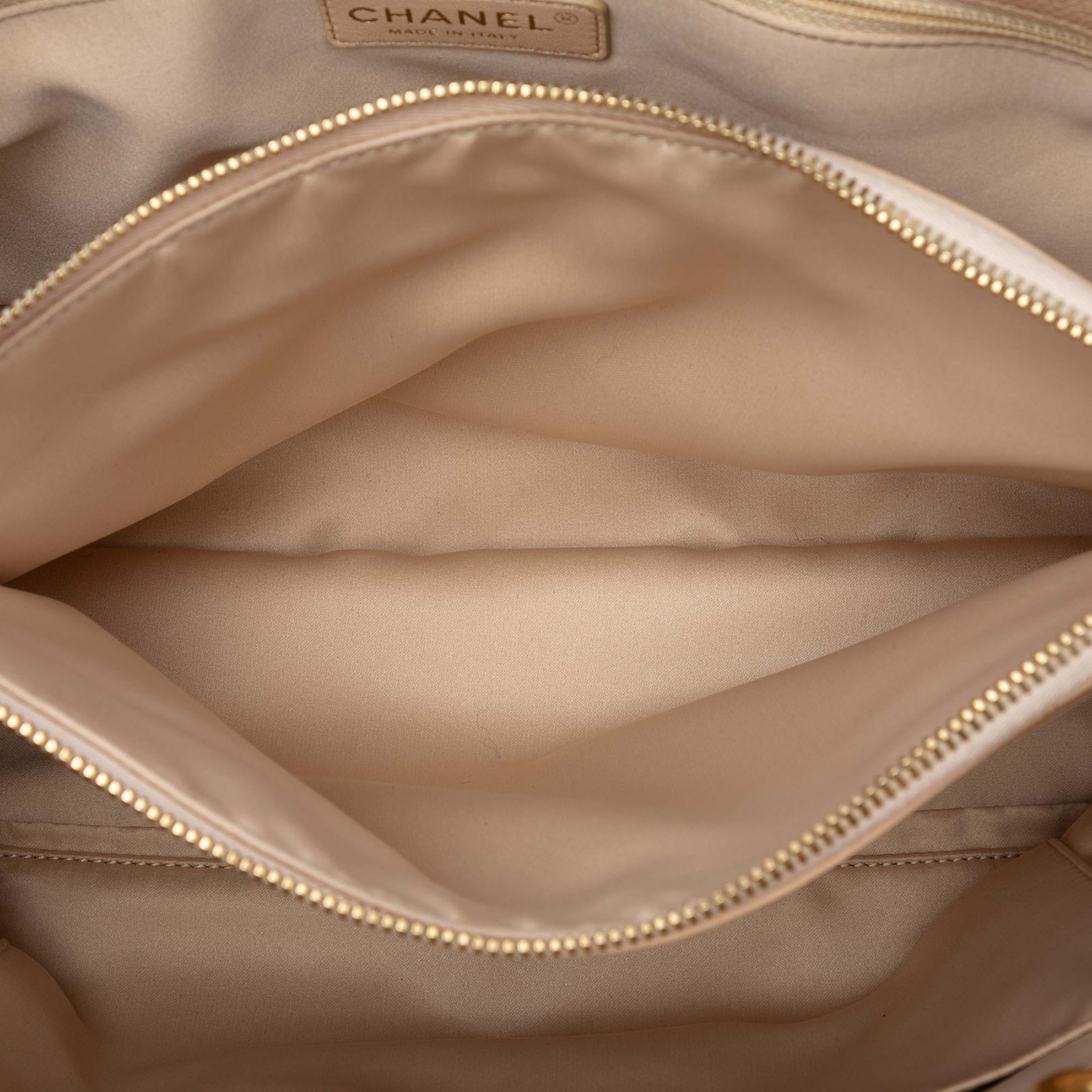 Chanel Caviar Grand Shopping Tote, från Luxclusif, i färgen light beige. Klicka för att öppna bilden i stort format