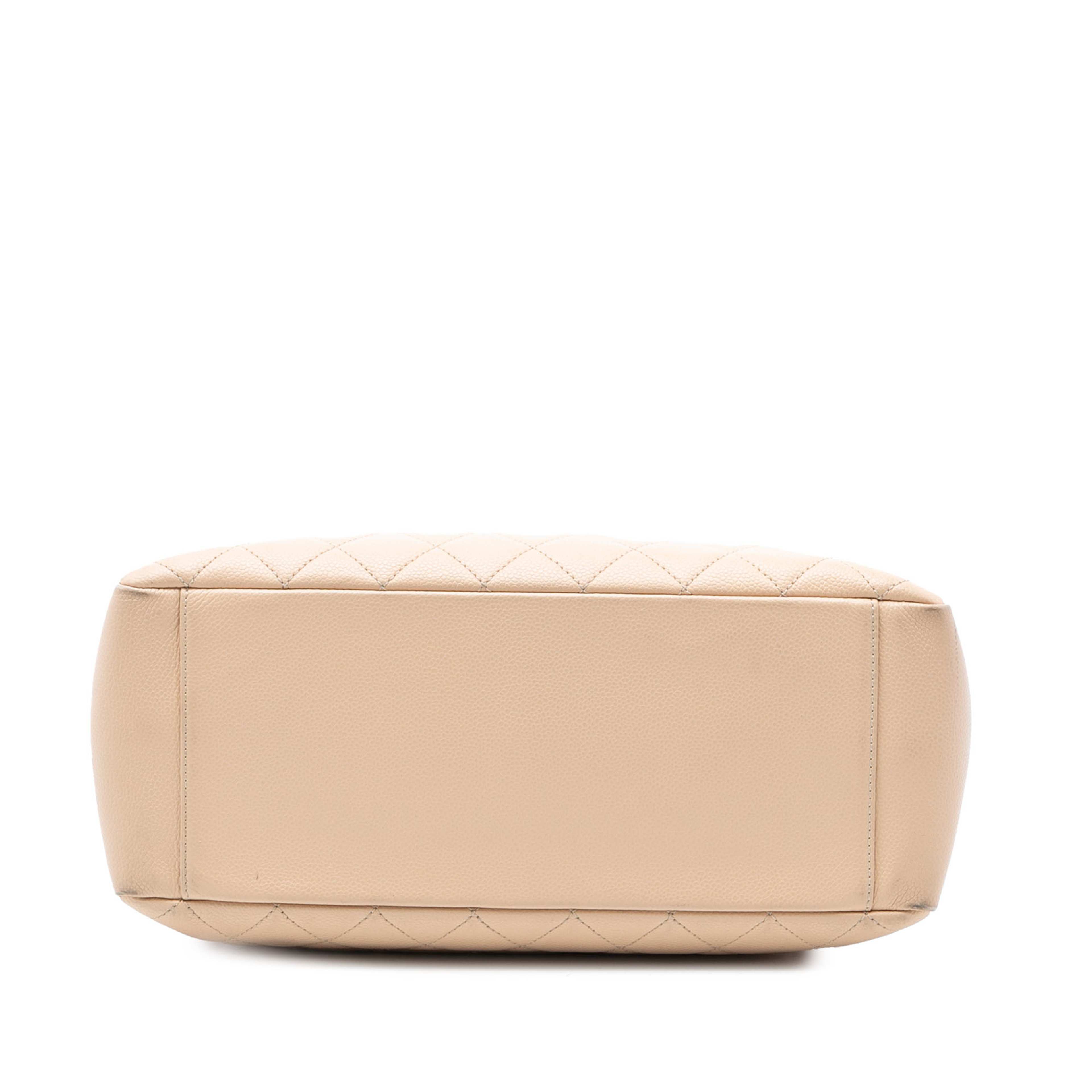 Chanel Caviar Grand Shopping Tote, från Luxclusif, i färgen brun. Klicka för att öppna bilden i stort format