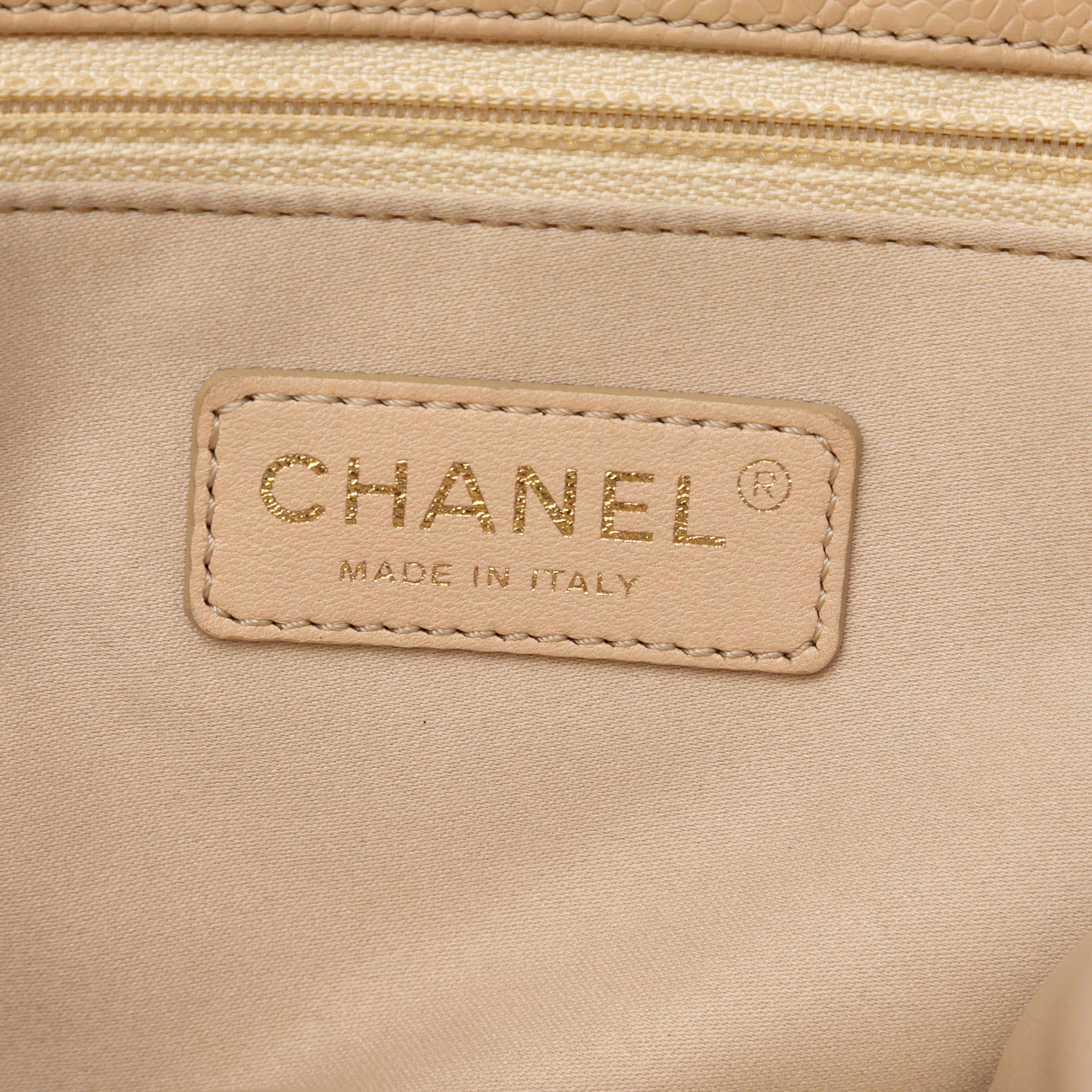 Chanel Caviar Grand Shopping Tote, från Luxclusif, i färgen light beige. Klicka för att öppna bilden i stort format