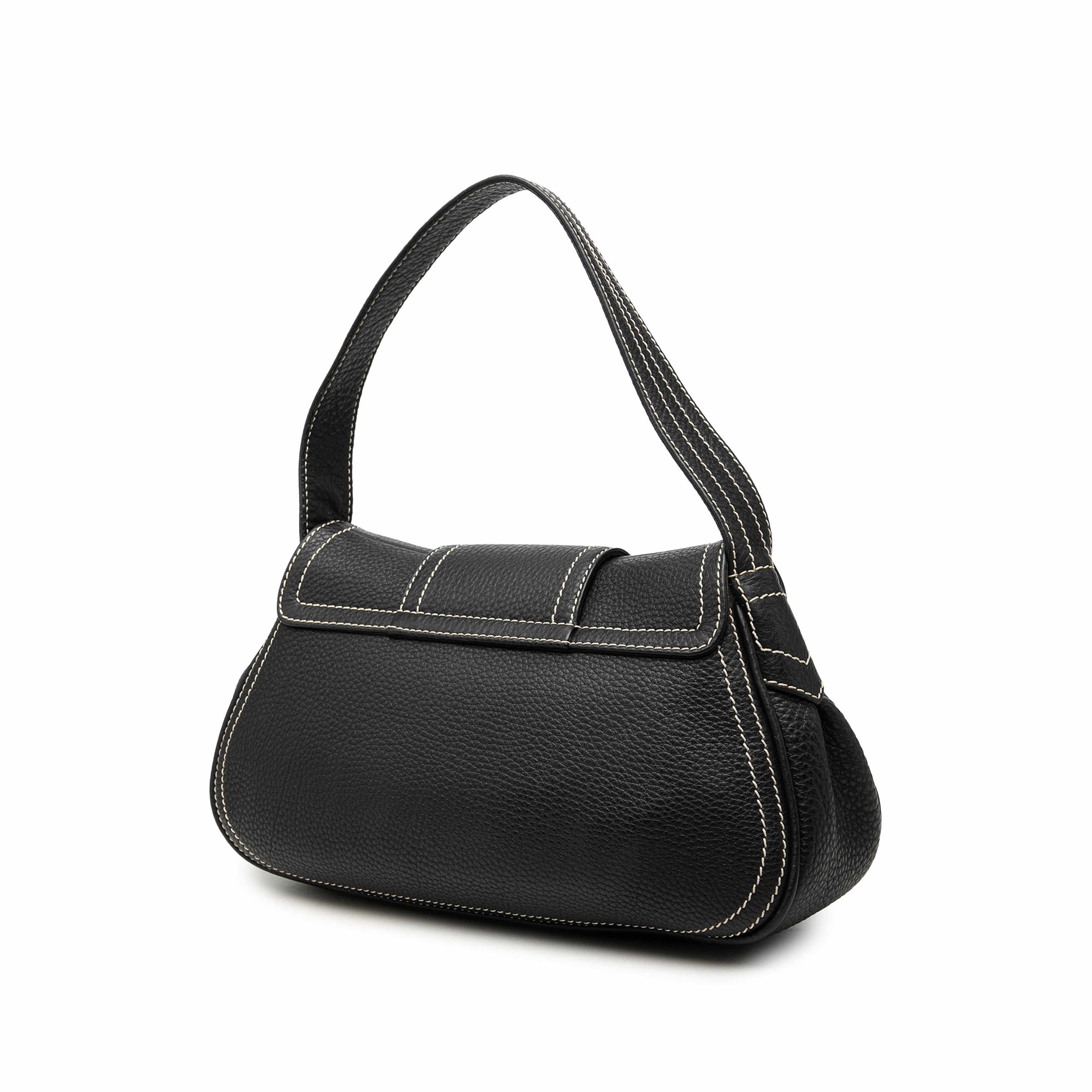 Celine Grained Leather Buckle Shoulder Bag, från Luxclusif, i färgen svart. Klicka för att öppna bilden i stort format