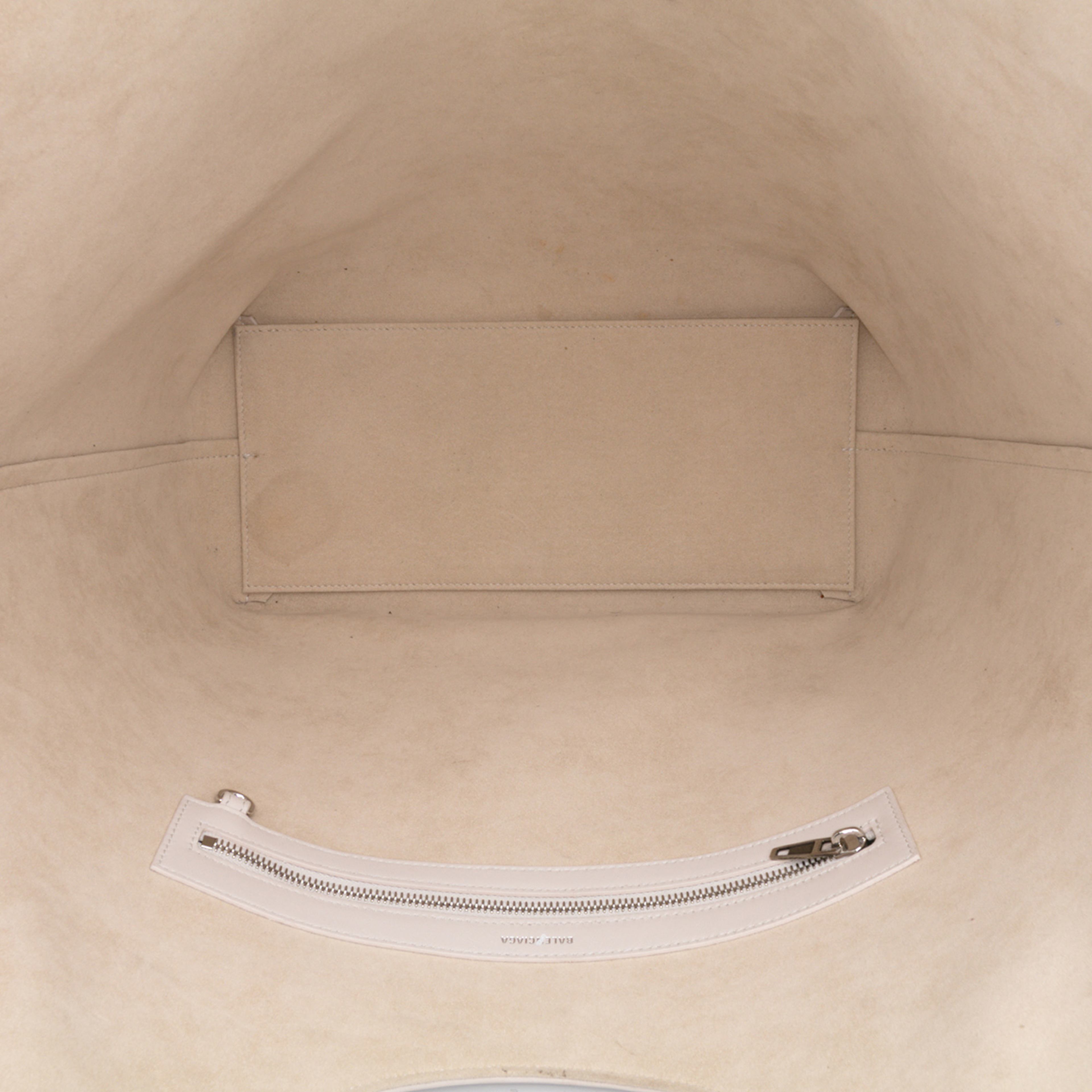 Balenciaga Medium Smooth Calfskin Mary Kate Tote, från Luxclusif, i färgen light pink. Klicka för att öppna bilden i stort format