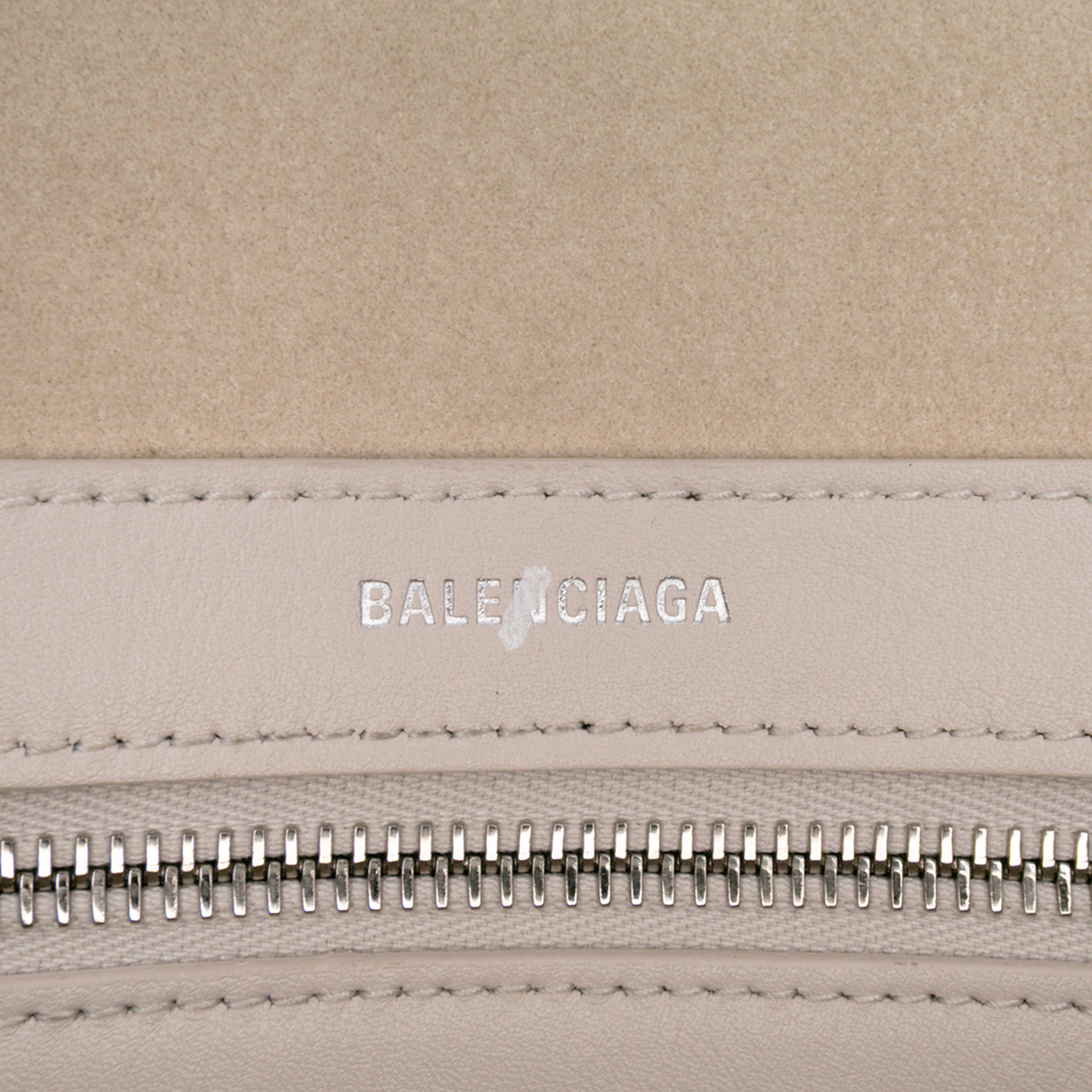 Balenciaga Medium Smooth Calfskin Mary Kate Tote, från Luxclusif, i färgen light pink. Klicka för att öppna bilden i stort format