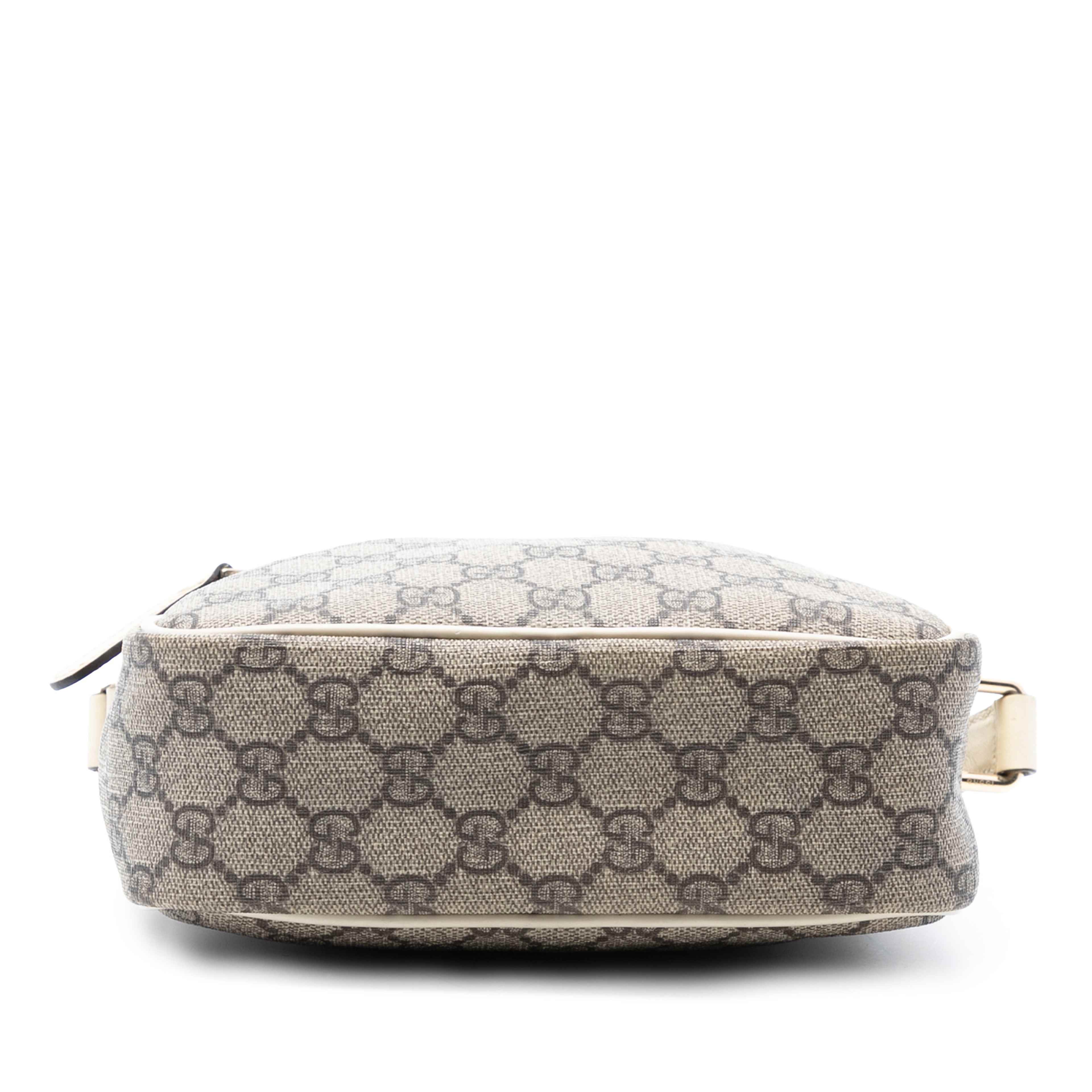 Gucci Gg Supreme Crossbody, från Luxclusif, i färgen beige. Klicka för att öppna bilden i stort format