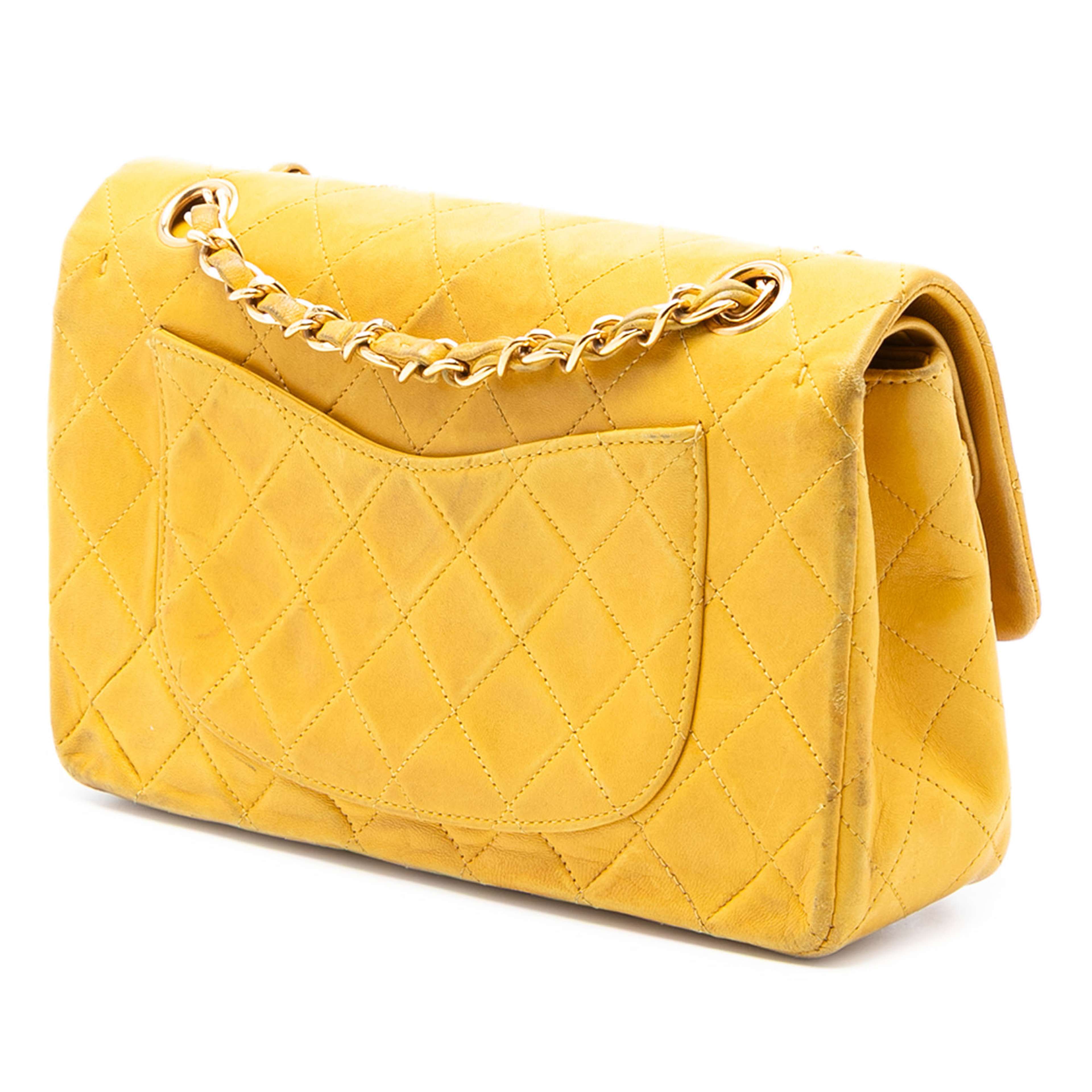 Chanel Small Classic Lambskin Double Flap, från Luxclusif, i färgen gul. Klicka för att öppna bilden i stort format